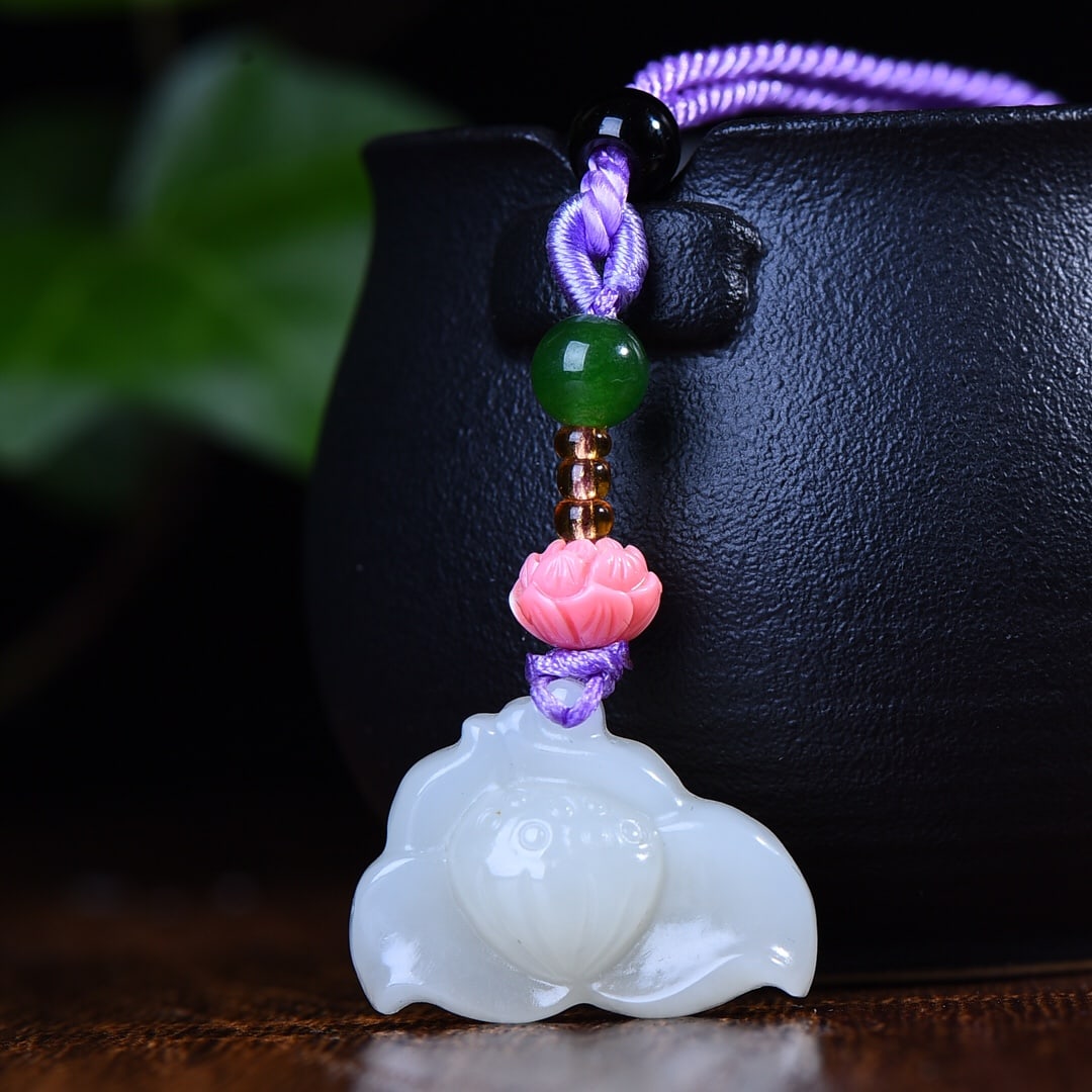 An Exquisite White Jade Lotus Pendant: An Exquisite White Jade Lotus Pendant,Size:21mmx19mm (寓意)吉祥 高贵的象征 白玉莲花挂件