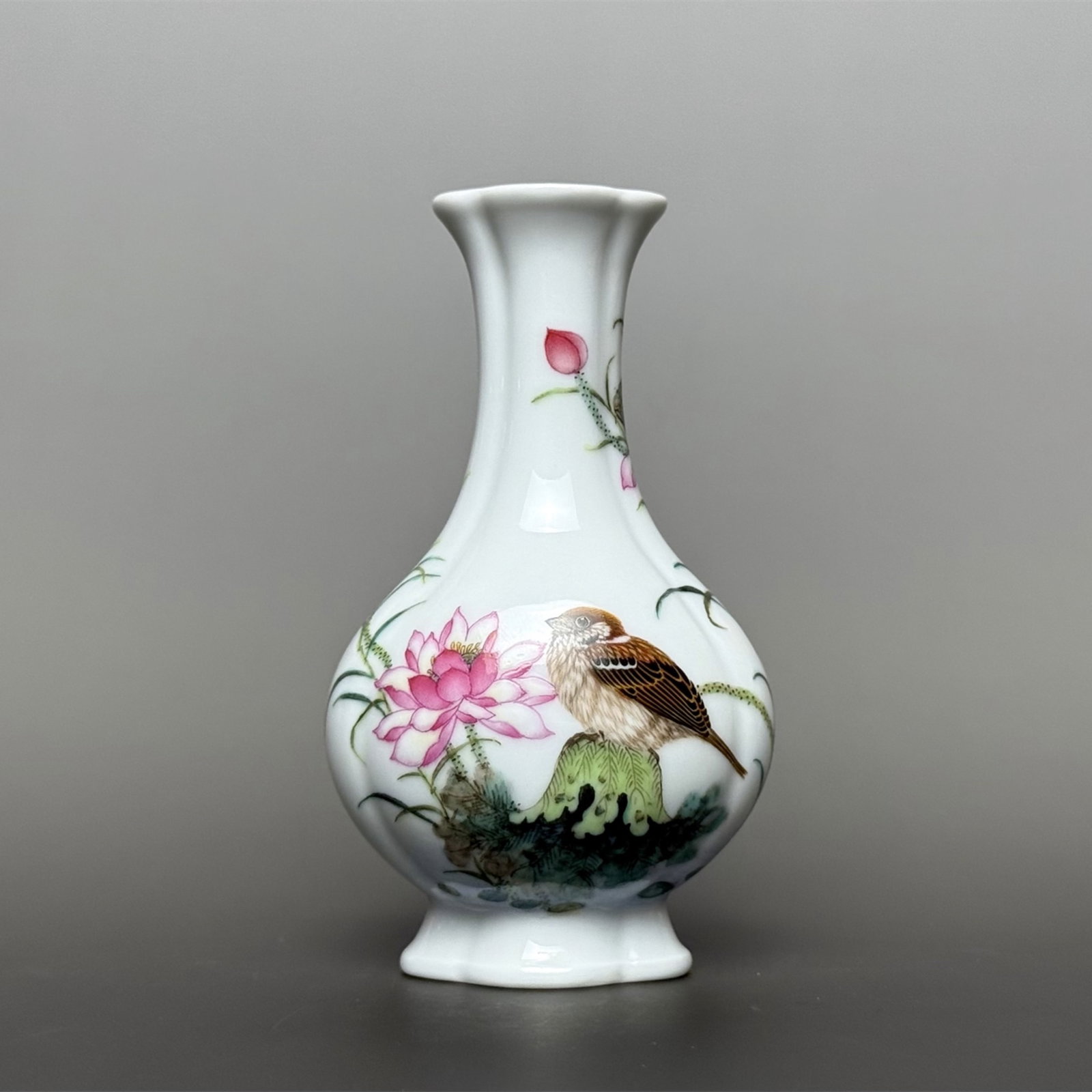 An Exquisite Enamel Flower and Bird Pattern Vase,With Poem: An Exquisite Enamel Flower and Bird Pattern Vase,With Poem,Qing Dynasty, China,Qianlong Four-character Mark,Size:4.1inx2.4in