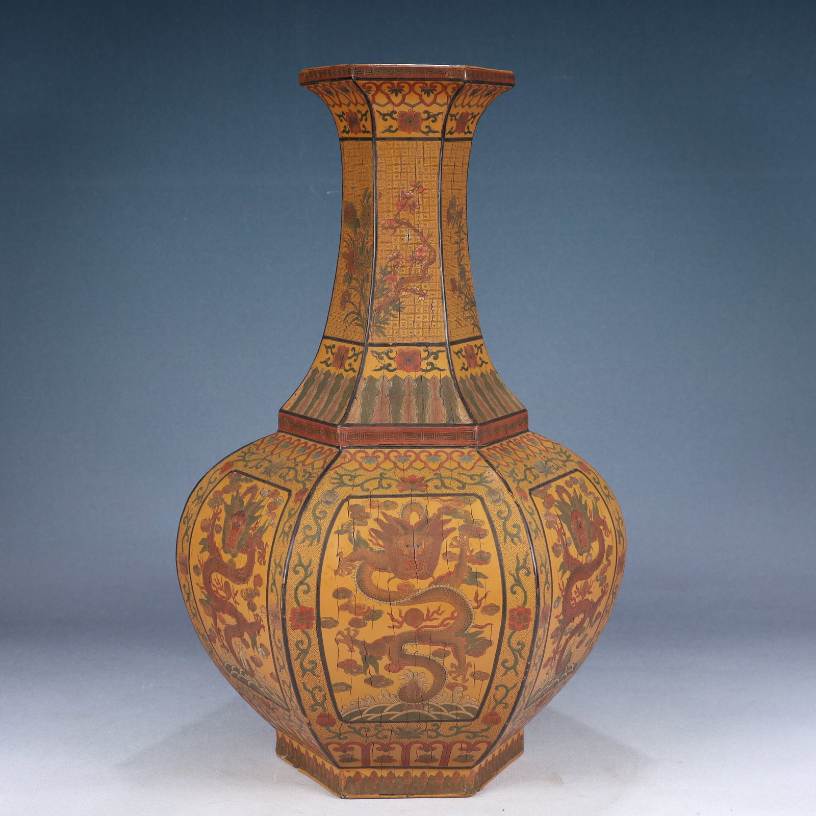 A Huge Lacquerware Painted Color Auspicious Cloud and Dragon Pattern Vase: A Huge Lacquerware Painted Color Auspicious Cloud and Dragon Pattern Vase,Qing Dynasty, China,Kangxi Six-character Mark,Size:11inx20.5in,Weight:2700g 漆器彩绘祥云&#