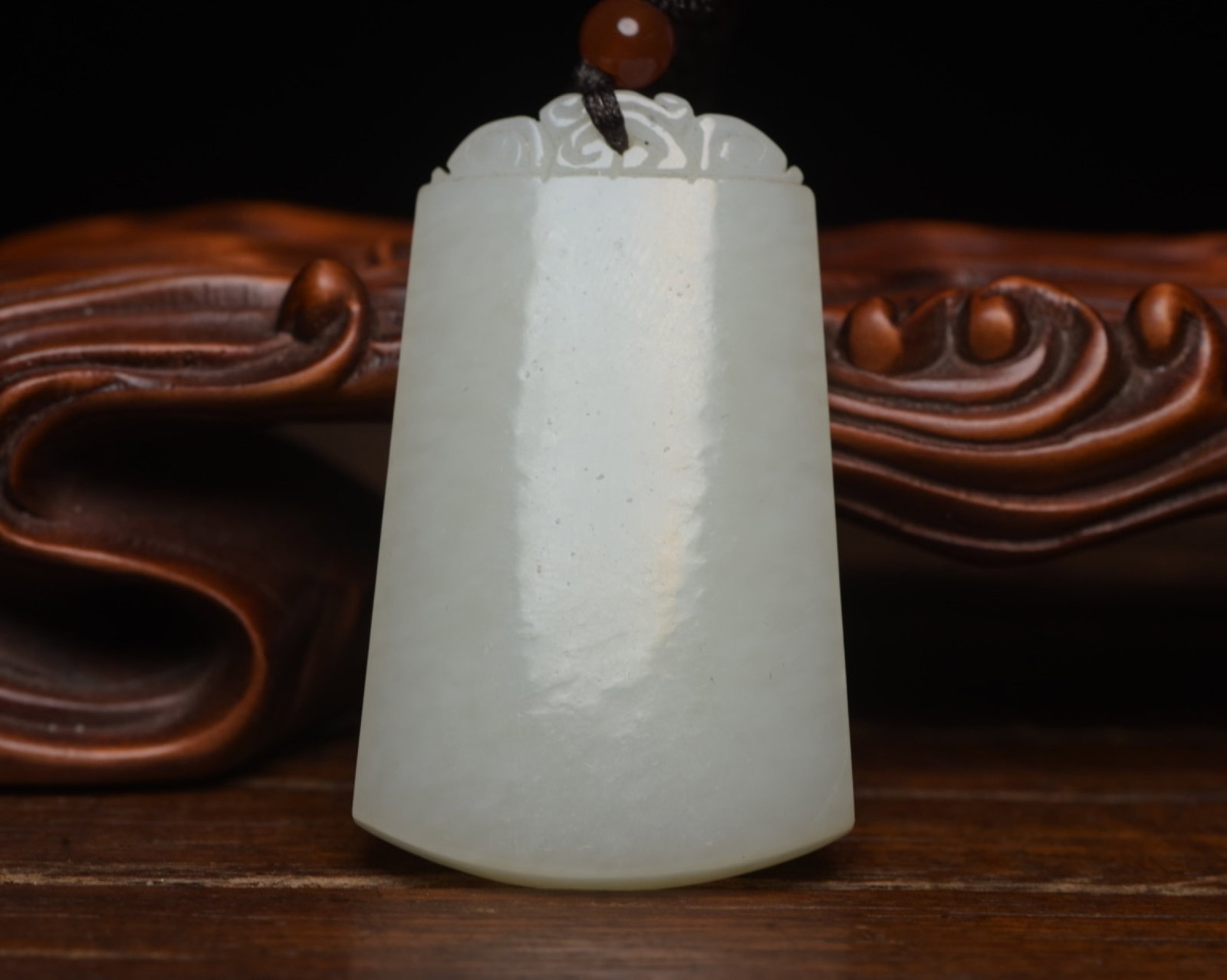 An Exquisite White Jade Pendant: An Exquisite White Jade Pendant,Qing Dynasty,China,Size:2inx1.3inx0.3in,Weight:31g 白玉挂件,中国清代