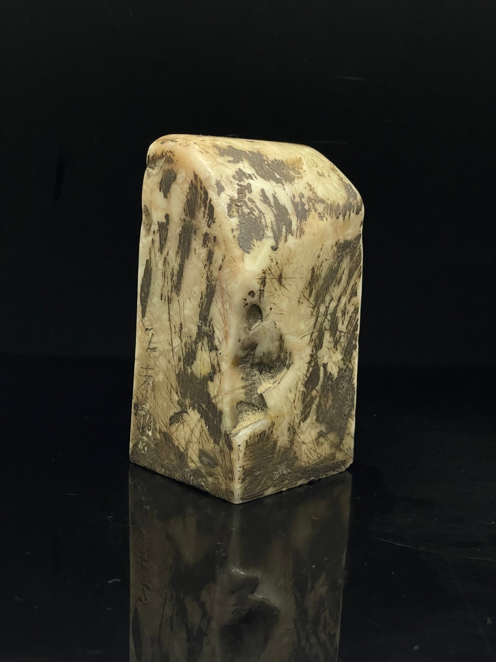 An Exquisite Shoushan Stone Figure Pattern Seal: An Exquisite Shoushan Stone Figure Pattern Seal,Qing Dynasty,China,With Mark,Size:2inx1.9inx3.9in,Weight:588g 寿山石人物纹印章,中国清&
