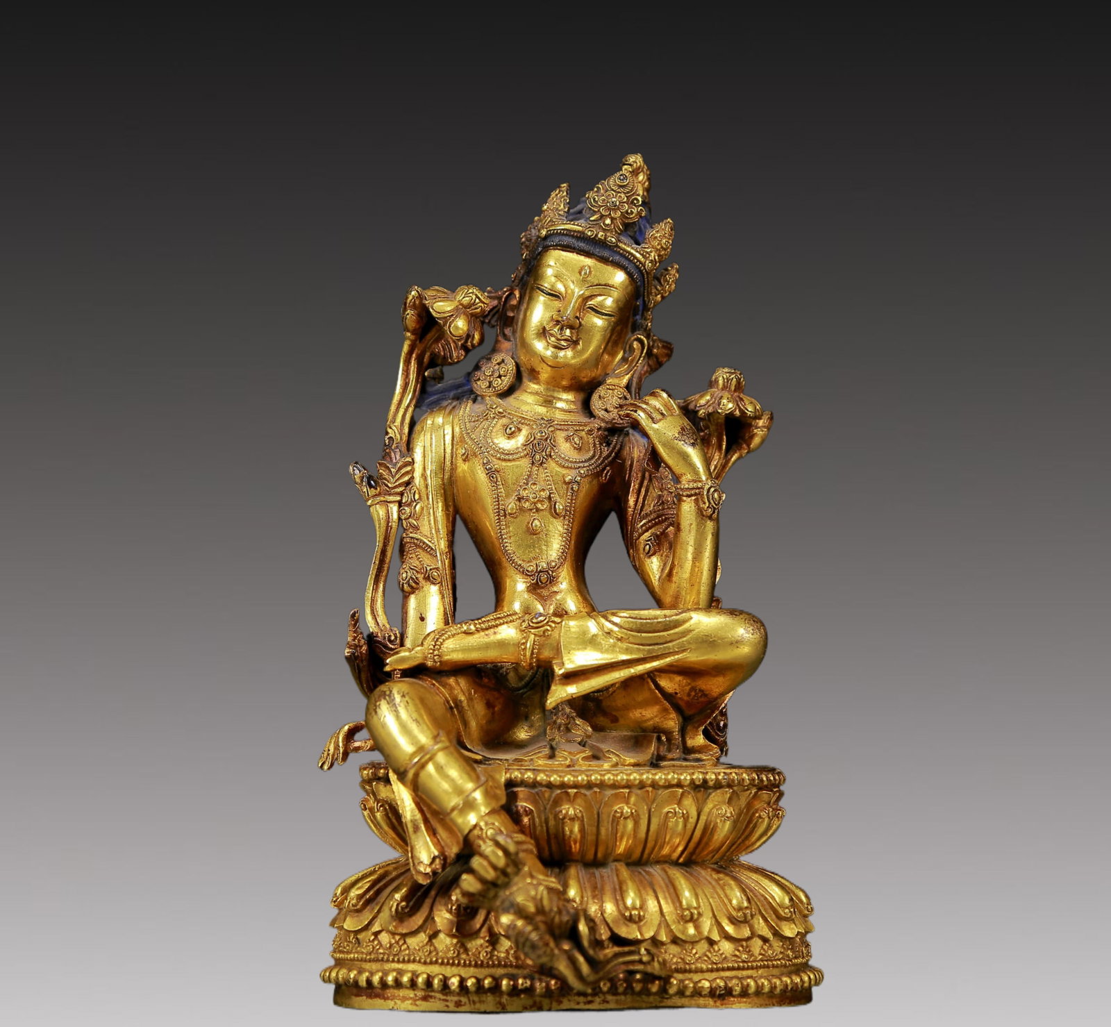 An Exquisite Gilt Bronze Statue of Avalokitesvara: An Exquisite Gilt Bronze Statue of Avalokitesvara,Ming Dynasty, China,Yongle Six-character Mark,Size:4.3inx4.1inx7.9in,Weight:1605g