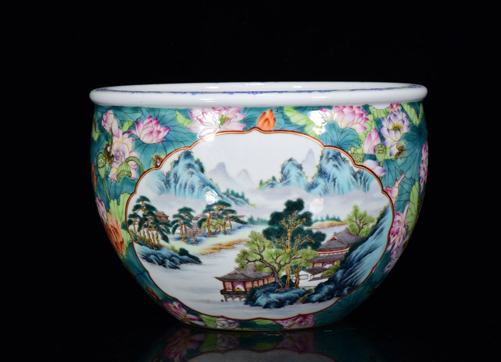 An Exquisite Famille-Rose Landscape Pattern Vat: An Exquisite Famille-Rose Landscape Pattern Vat,Qing Dynasty,China,Qianlong Four-Character Mark,Size:6.3inx8.7in 粉彩山水纹缸,中国清代,È