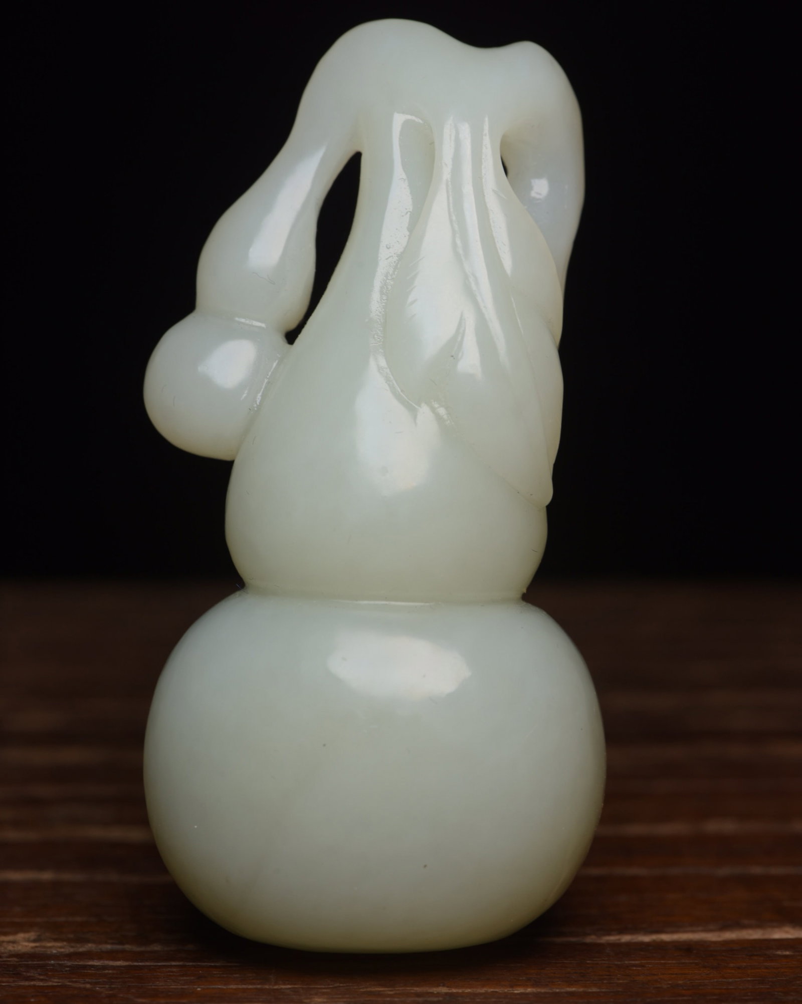 An Exquisite White Jade Gourd Ornament: An Exquisite White Jade Gourd Ornament,Qing Dynasty,China,Size:3.5inx1.7inx1.3in,Weight:153g 白玉葫芦摆件,中国清代