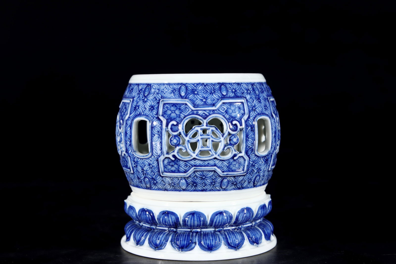 An Exquisite Blue and White Lotus Pattern Censer: An Exquisite Blue and White Lotus Pattern Censer,Qing Dynasty,China,Qianlong Six-character Mark,Size:3.9inx3.5in