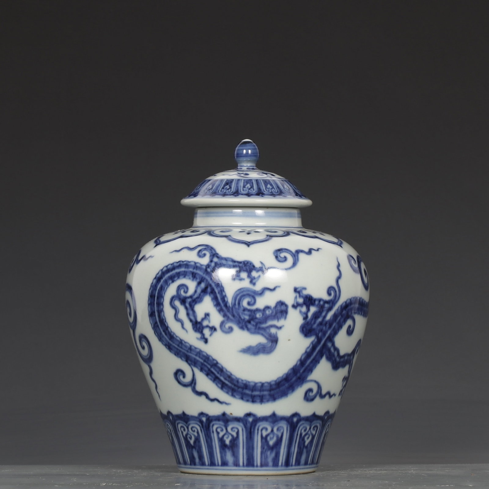 An Exquisite Blue and White Dragon Pattern Jar with Cover: An Exquisite Blue and White Dragon Pattern Jar with Cover,Ming Dynasty,China,Xuande Six-Character Mark,Size:7.1inx5.1in 青花龙纹盖罐,中国明代
