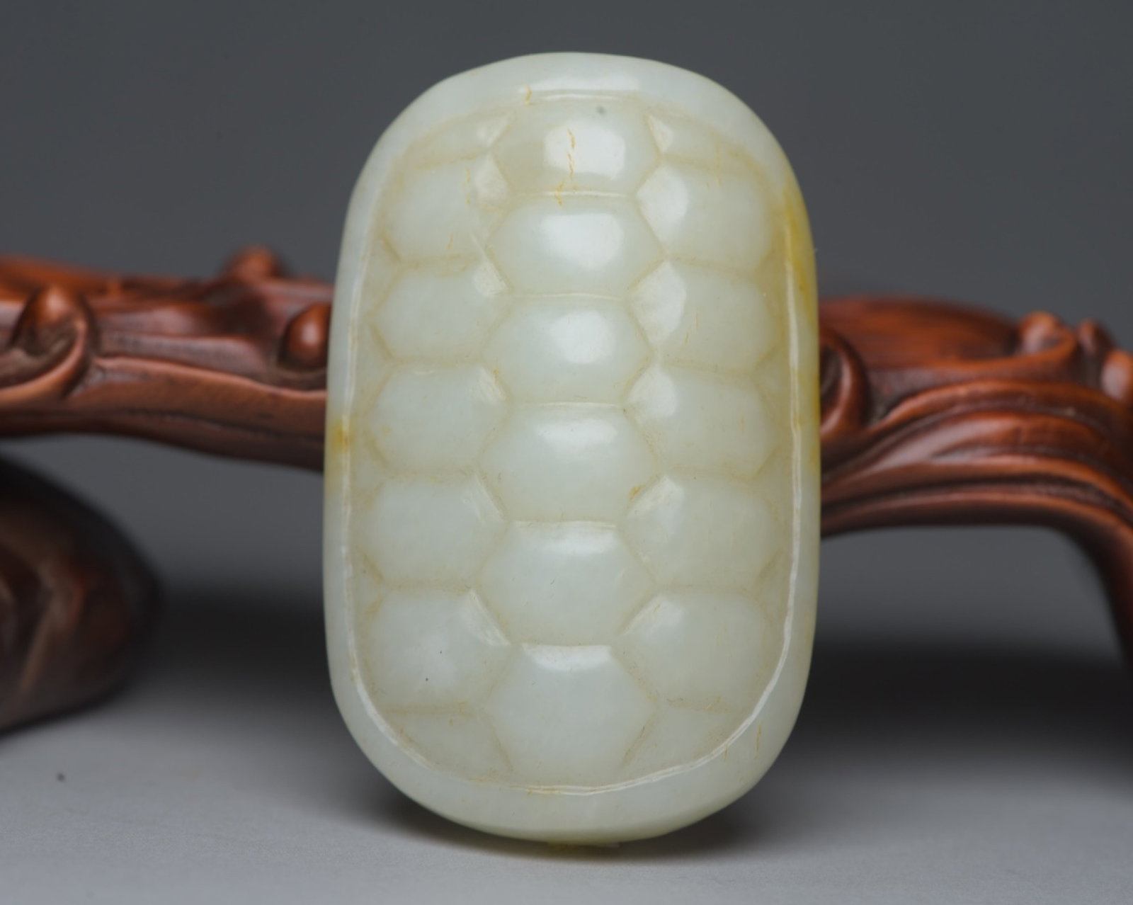 An Exquisite White Jade Turtle Shell Ornament: An Exquisite White Jade Turtle Shell Ornament,Qing Dynasty,China,Size:2.2inx1.4inx0.7in,Weight:67g 白玉龟壳摆件,中国清代