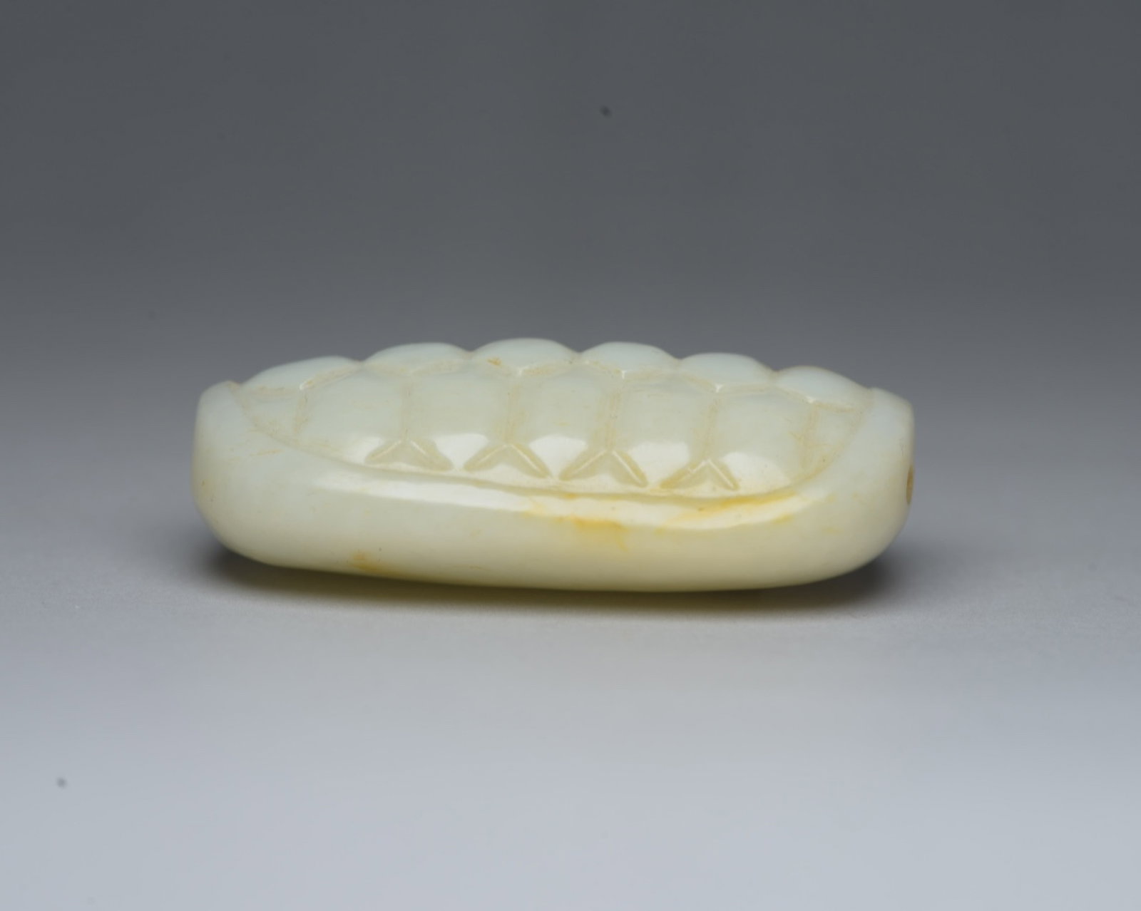 An Exquisite White Jade Turtle Shell Ornament - 3