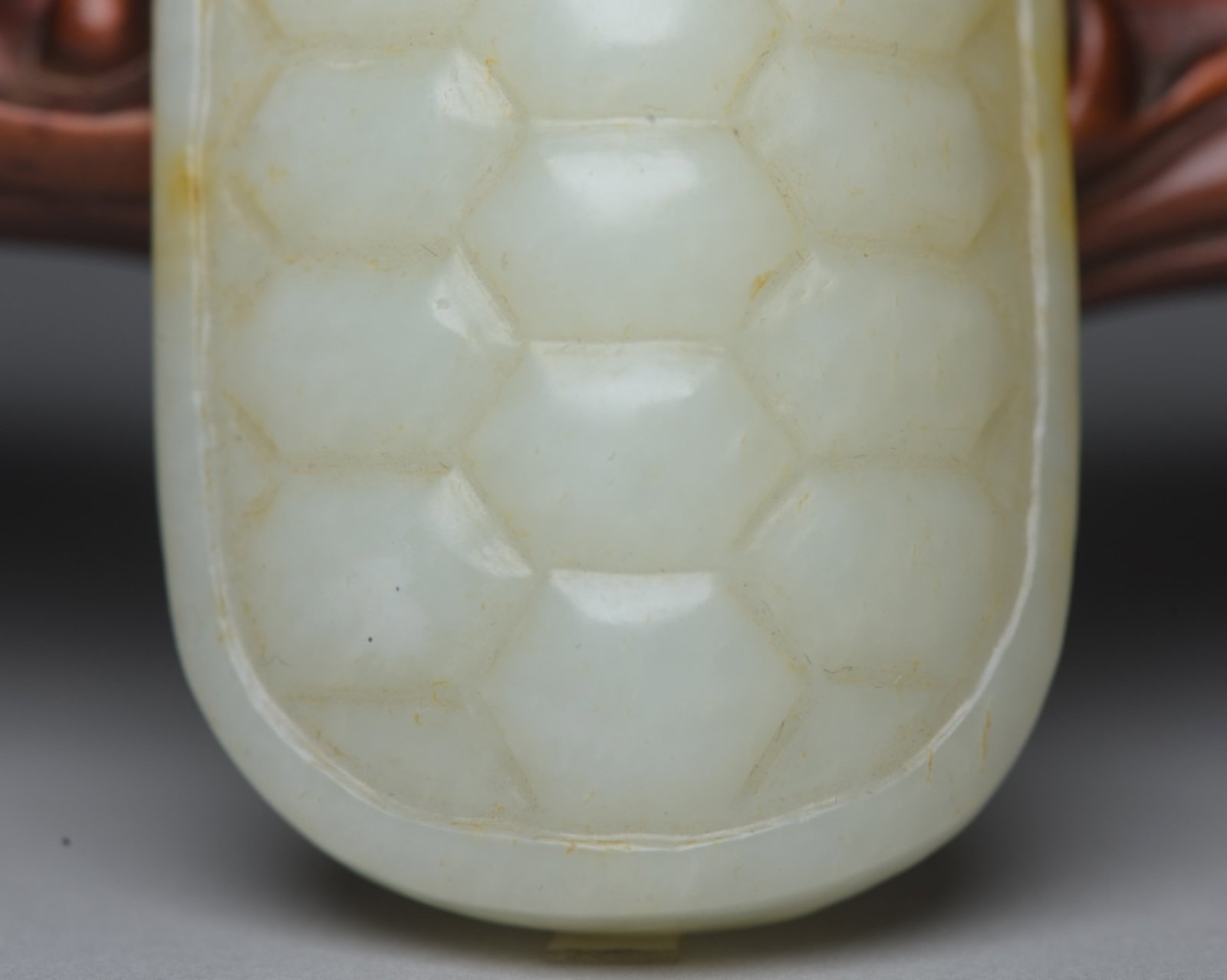 An Exquisite White Jade Turtle Shell Ornament - 7
