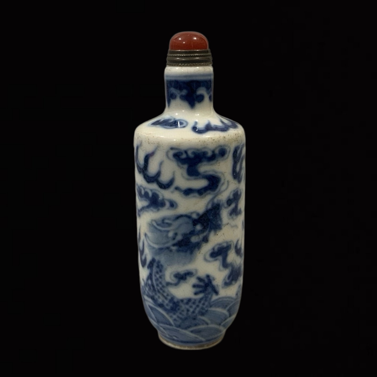 An Exquisite Blue and White Auspicious Cloud and Dragon Pattern Snuff Bottle: An Exquisite Blue and White Auspicious Cloud and Dragon Pattern Snuff Bottle,Qing Dynasty,China,Size:3.6inx1.3in 青花祥云龙纹鼻烟壶,中ࢲ