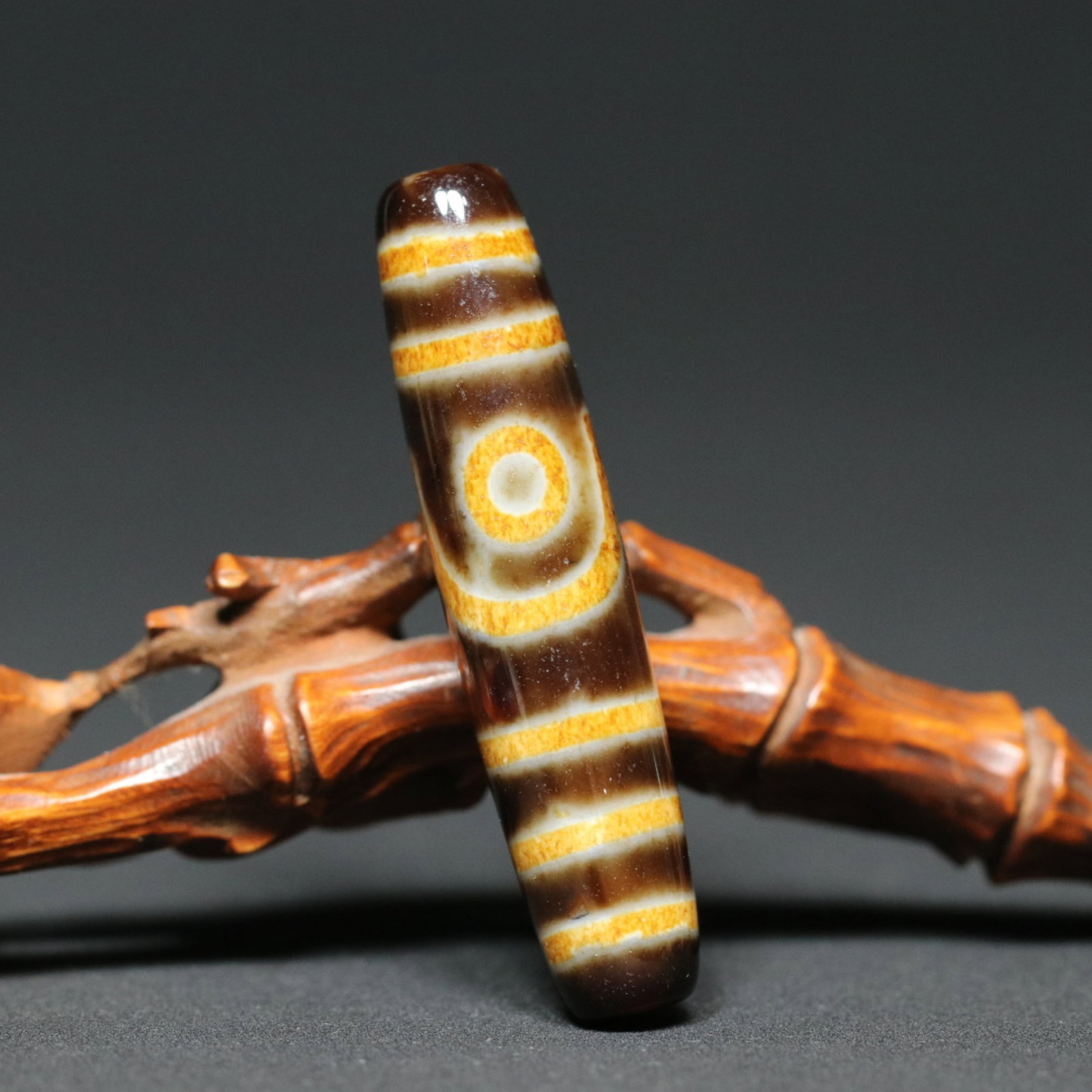 An Exquisite Dzi Bead Pendant: An Exquisite Dzi Bead Pendant,Qing Dynasty,China,Size:2.2inx0.5in,Weight:14g 天珠挂件,中国清代