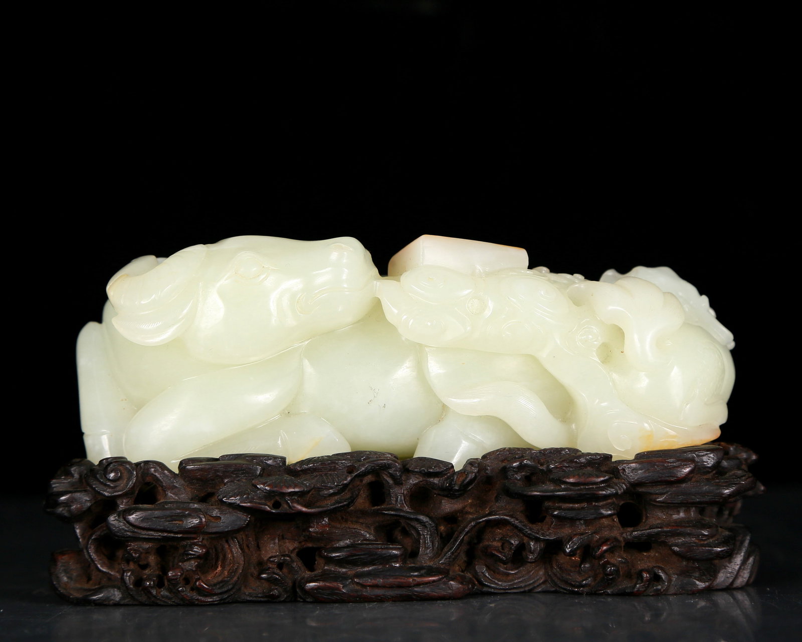 An exquisite white jade cow ornament: An exquisite white jade cow ornament, Qing Dynasty, China, Size: 5.5inx3inx2in, Weight: 855g 清代 白玉牛摆件