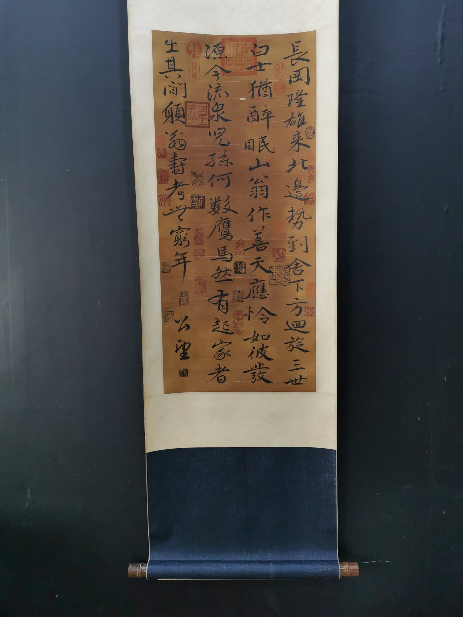 A Chinese Vertical Scroll Ink Calligraphy on Silk: A Chinese Vertical Scroll Ink Calligraphy on Silk,Huang Gongwang,Size:14.2inx31.5in 一幅中国水墨绢本书法立轴,黄公