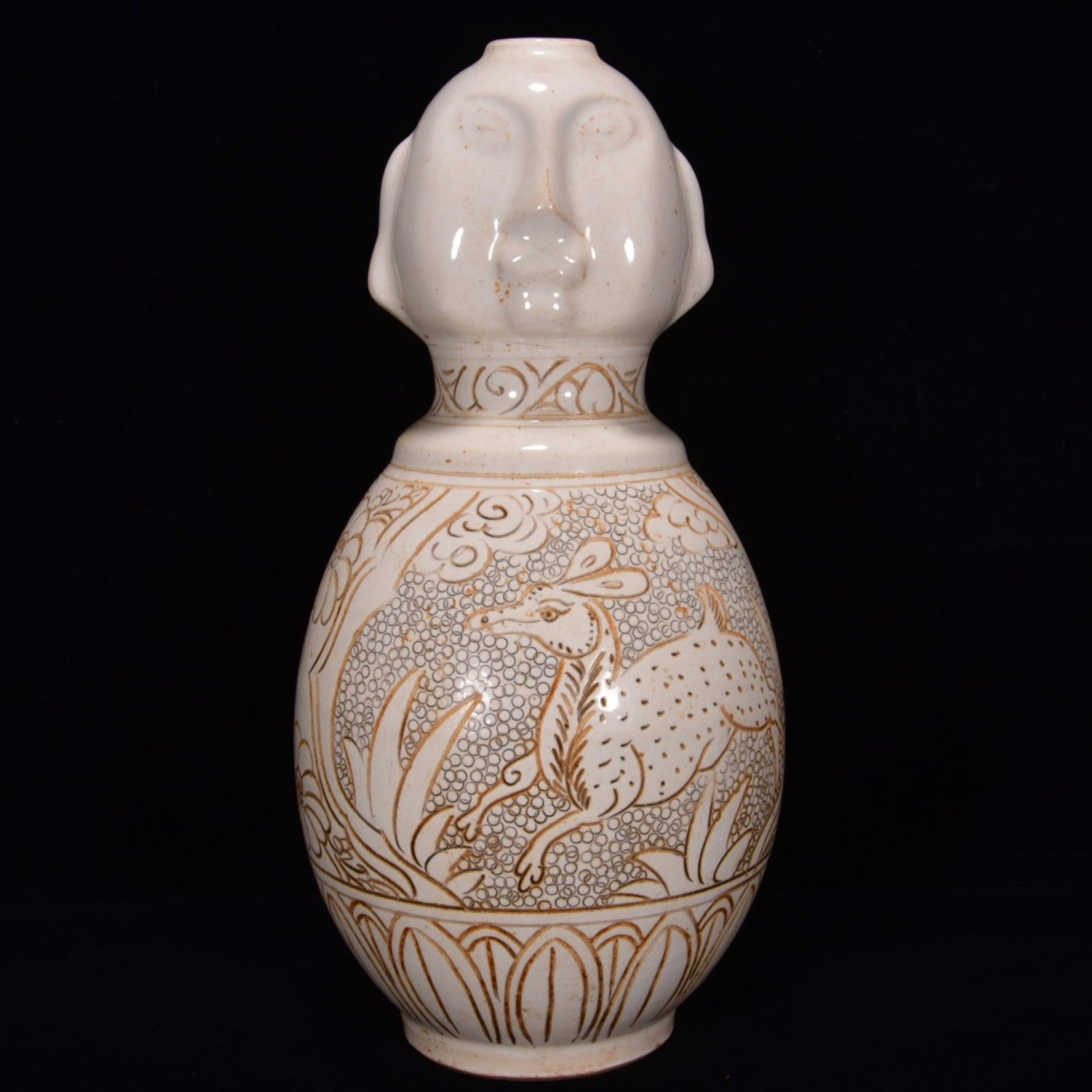 An Exquisite Xing yao Deer Pattern Vase: An Exquisite Xing yao Deer Pattern Vase,Song Dynasty,China,Size:11.8inx5.5in 邢窑鹿纹瓶,中国宋代