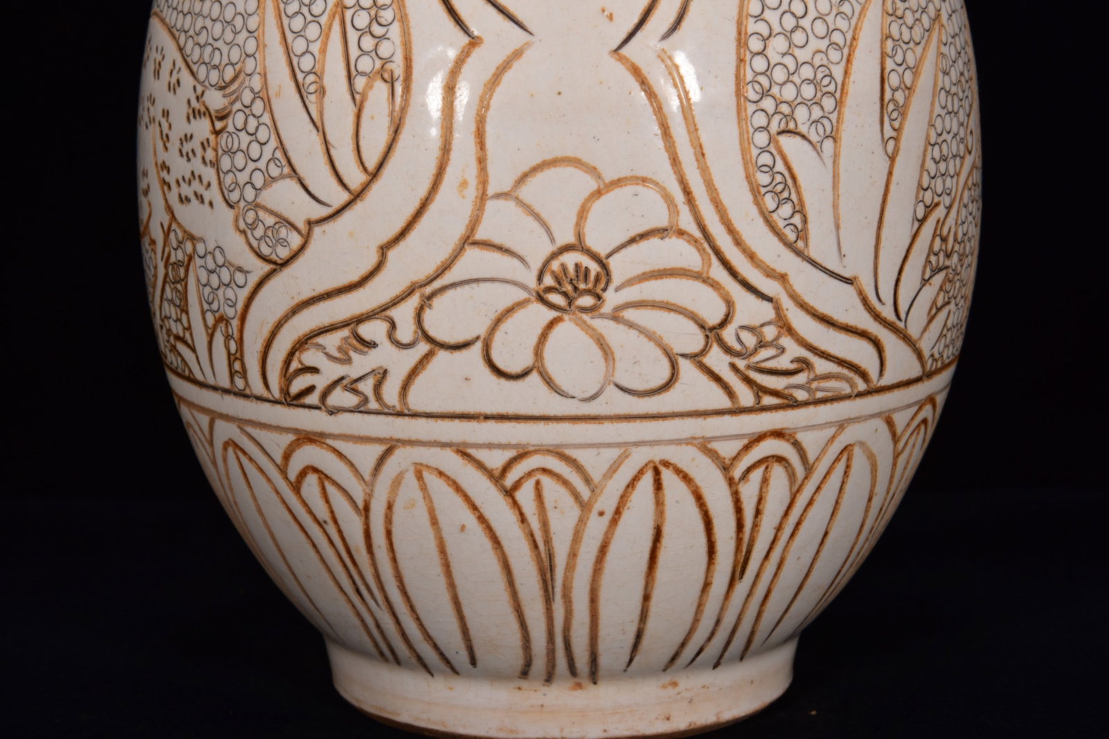 An Exquisite Xing yao Deer Pattern Vase - 9