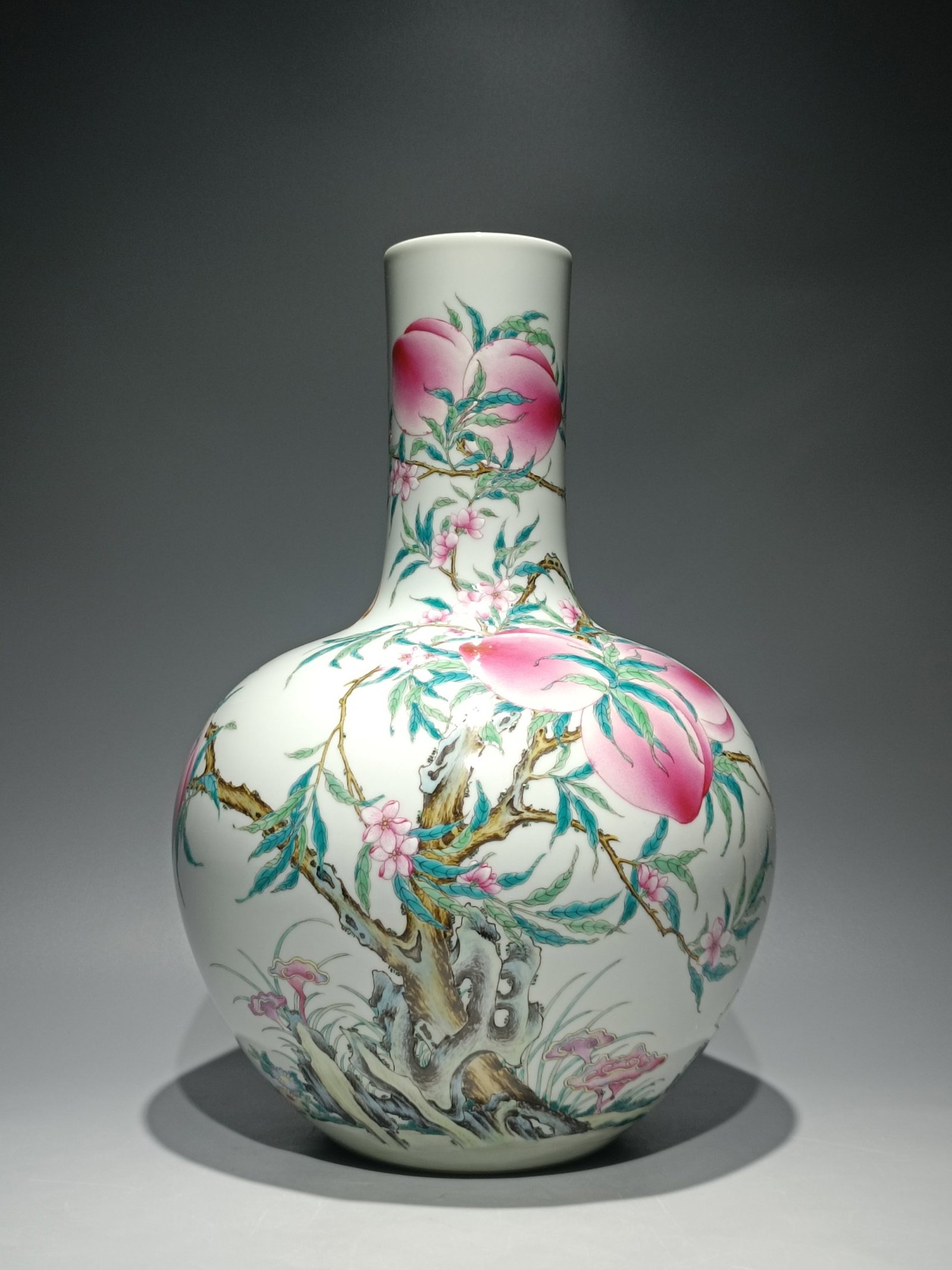 An Exquisite Famille-Rose Bats and Peach Pattern Vase: An Exquisite Famille-Rose Bats and Peach Pattern Vase,Qing Dynasty,China,Yongzheng Six-character Mark,Size:14.6inx9.8in 粉彩蝙蝠桃子纹瓶,中国