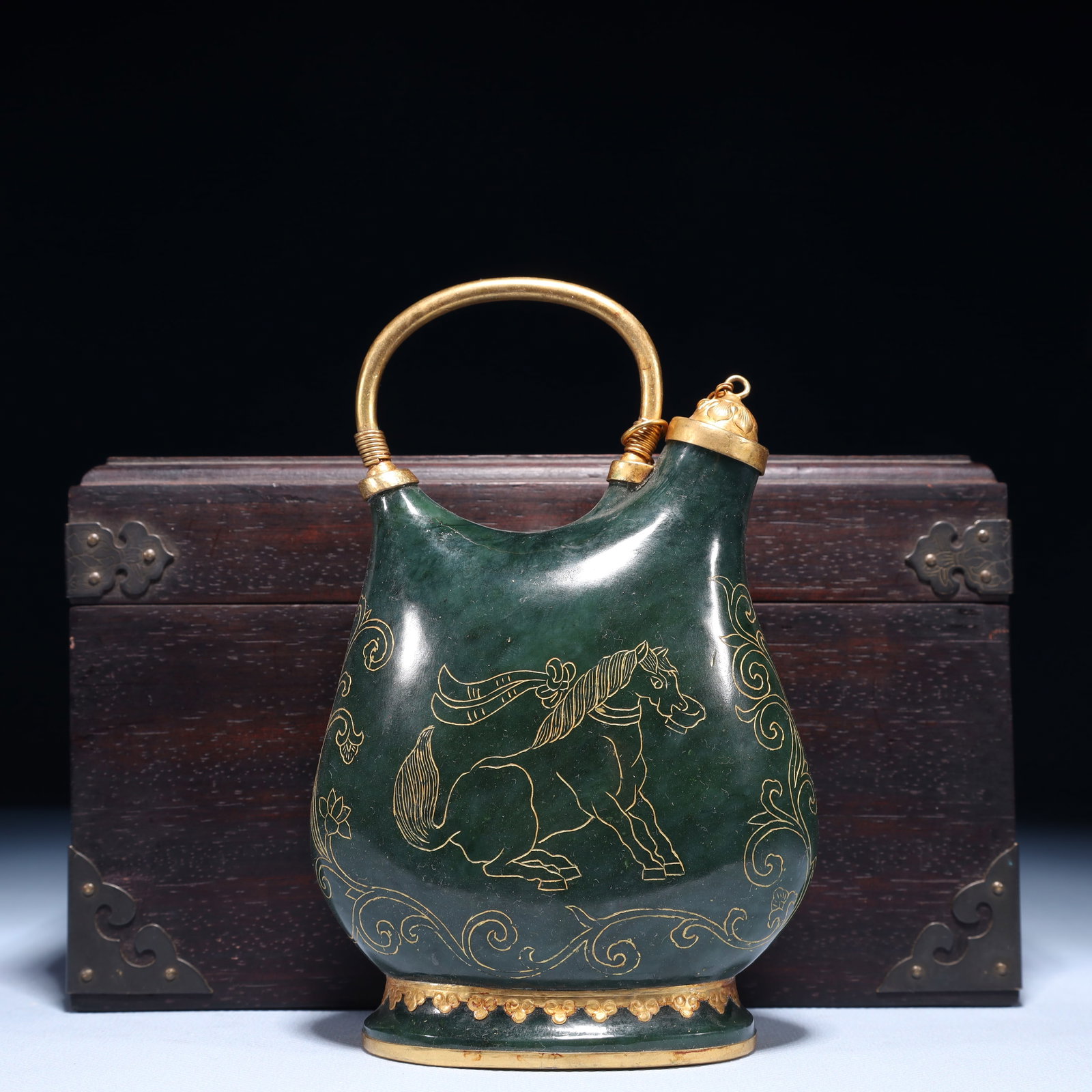 An Exquisite Jasper Cover with Gold Horse Pattern Pot: An Exquisite Jasper Cover with Gold Horse Pattern Pot,Qing Dynasty,China,Qianlong Four-character Mark,Size:4.3inx2inx6.3in,(Box)8.7inx5.1in,Weight:650g 碧玉包金骏马