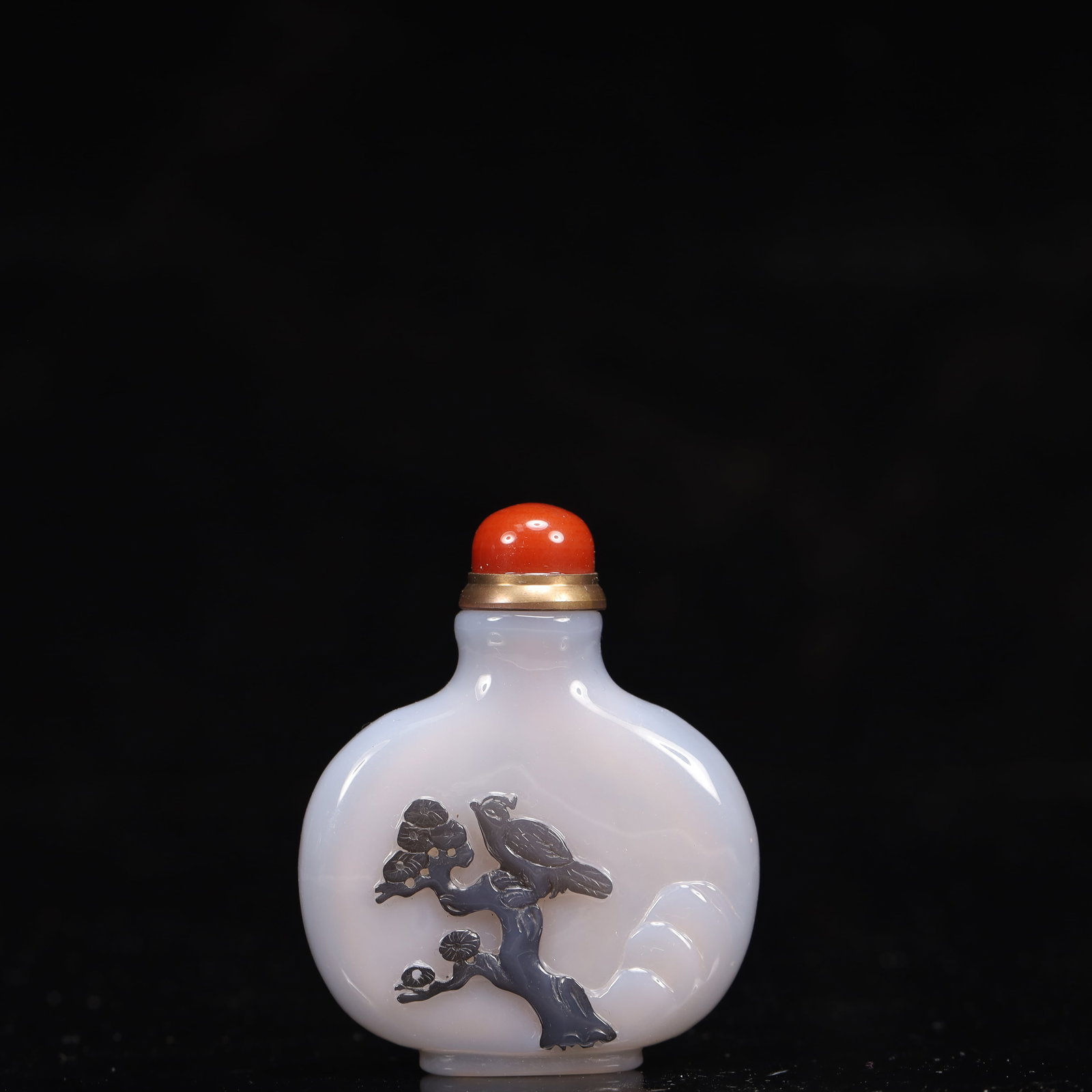 An Exquisite Agate Pine and Bird Pattern Snuff Bottle: An Exquisite Agate Pine and Bird Pattern Snuff Bottle,Qing Dynasty, China,Size:2inx0.6inx2.6in,Weight:50g 玛瑙松树鸟纹鼻烟壶,中国ę