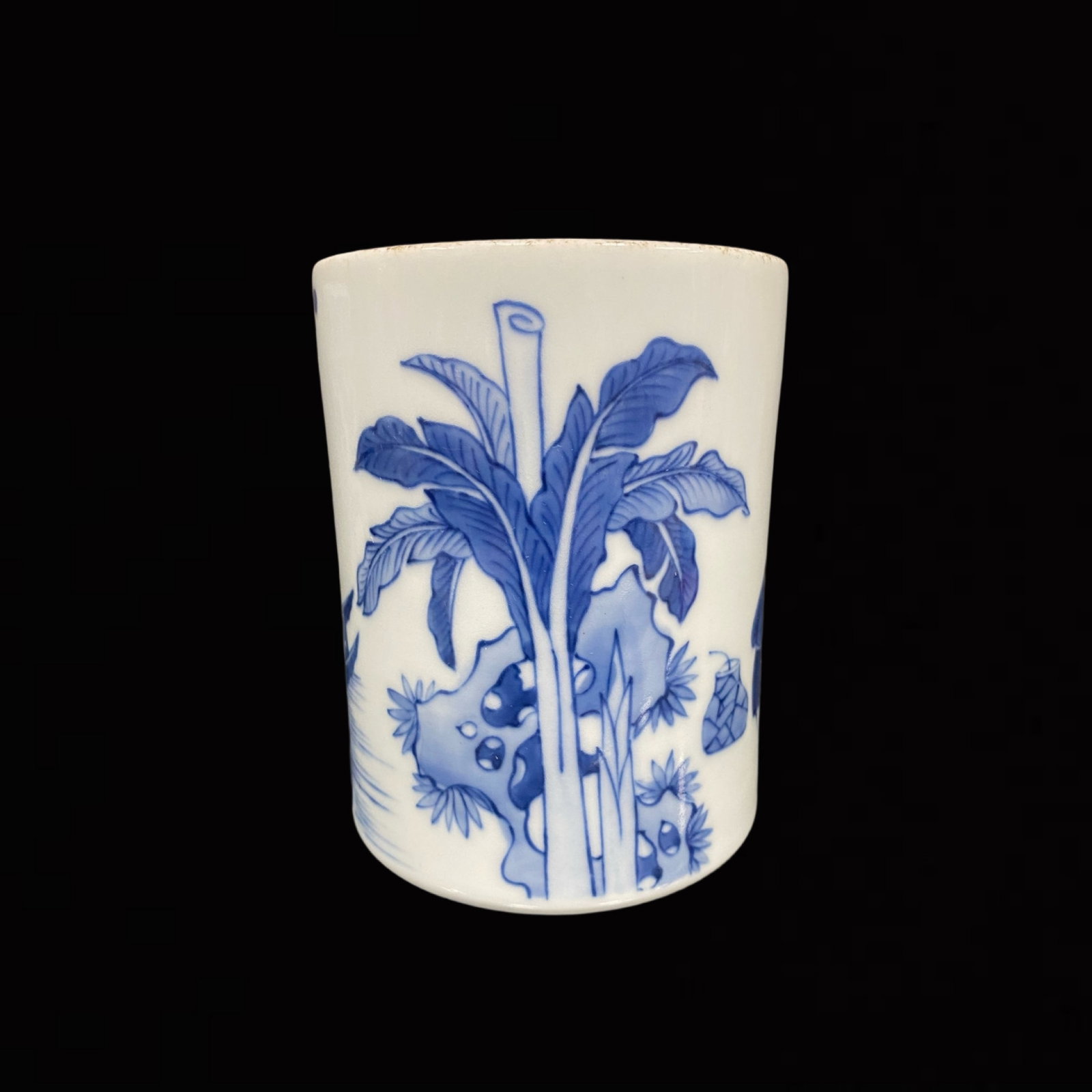An Exquisite Blue and White Figure and Story Pattern Brush Pot: An Exquisite Blue and White Figure and Story Pattern Brush Pot,Qing Dynasty,China,Size:5inx3.8in 青花人物故事纹笔筒,中国清ߣ