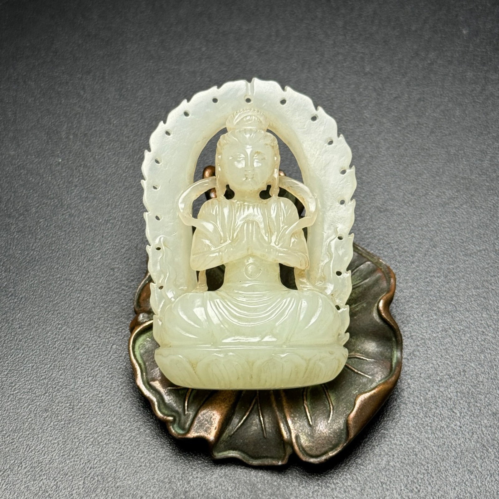An Exquisite White Jade Statue of Avalokitesvara Pendant: An Exquisite White Jade Statue of Avalokitesvara Pendant,Qing Dynasty,China,Size:54mmx37mmx12mm,Weight:26g 白玉观音像挂件,中国清代