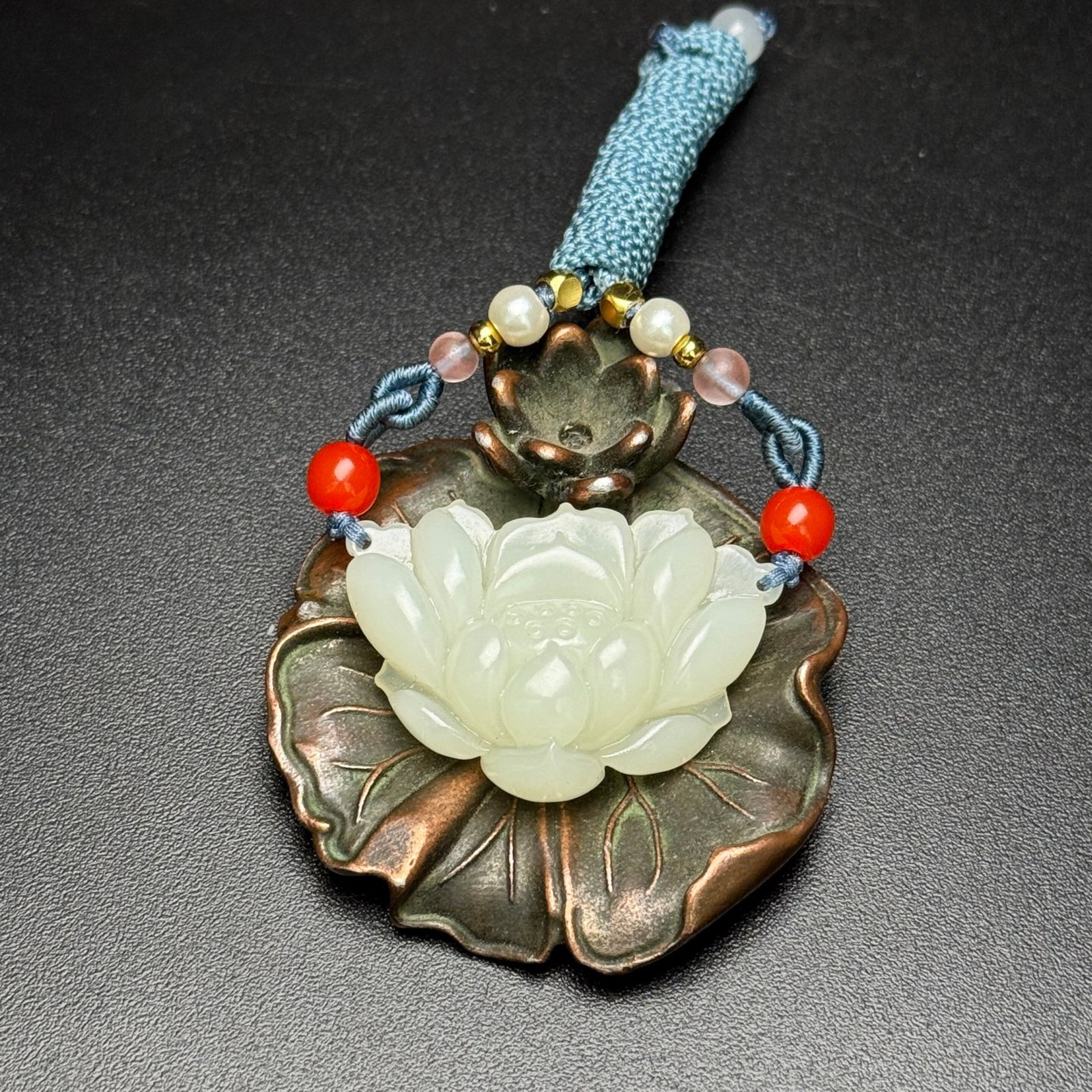 An Exquisite White Jade Flower Pendant: An Exquisite White Jade Flower Pendant,Qing Dynasty,China,Size:36mmx25mmx11mm,Weight:14g 白玉花卉挂件,中国清代