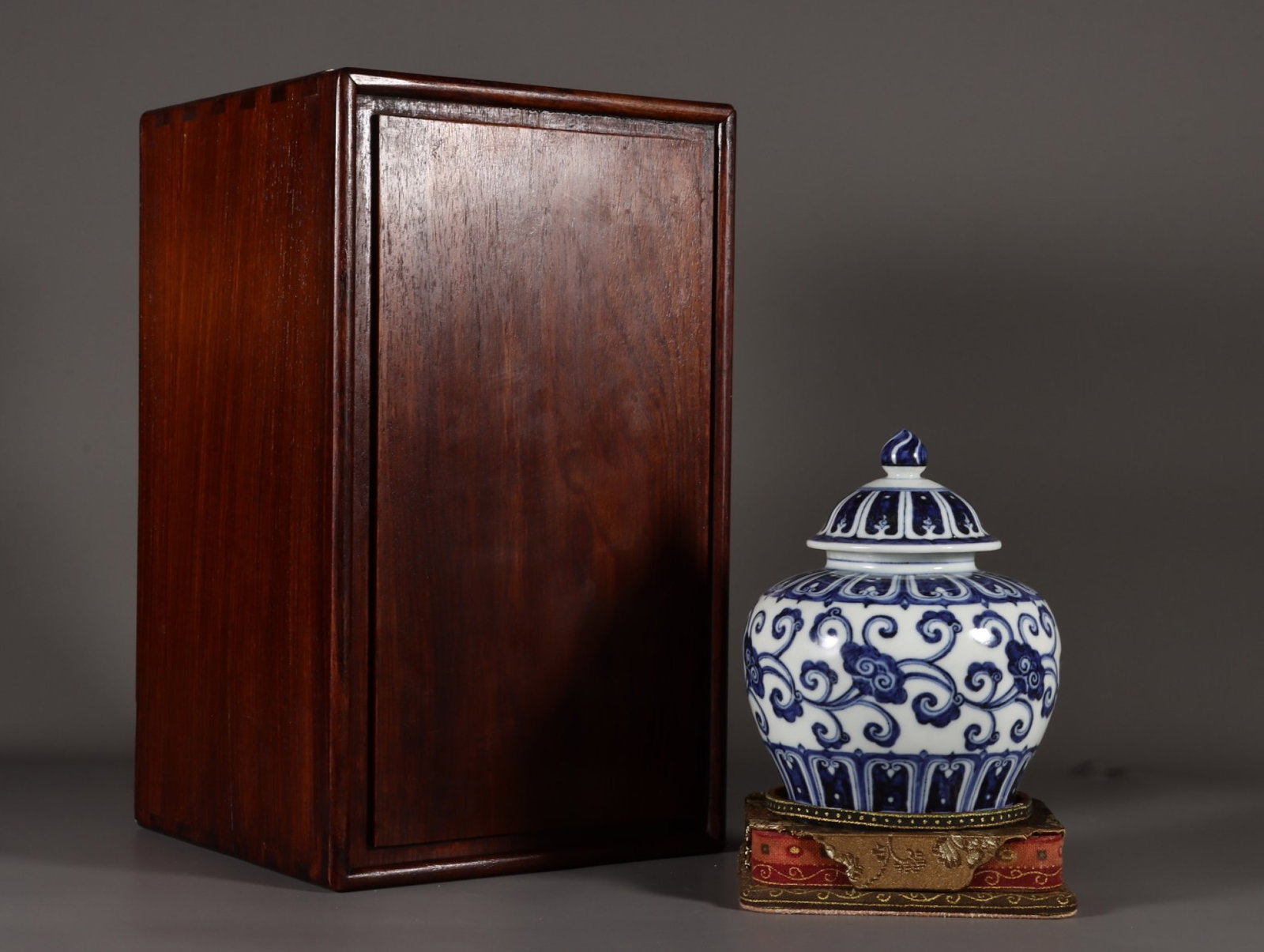 An Exquisite Blue and White Ganoderma lucidum Pattern Jar with Cover: An Exquisite Blue and White Ganoderma lucidum Pattern Jar with Cover,Ming Dynasty,China,Xuande Six-character Mark,Size:5.5inx4.7in 青花灵芝纹盖罐,中