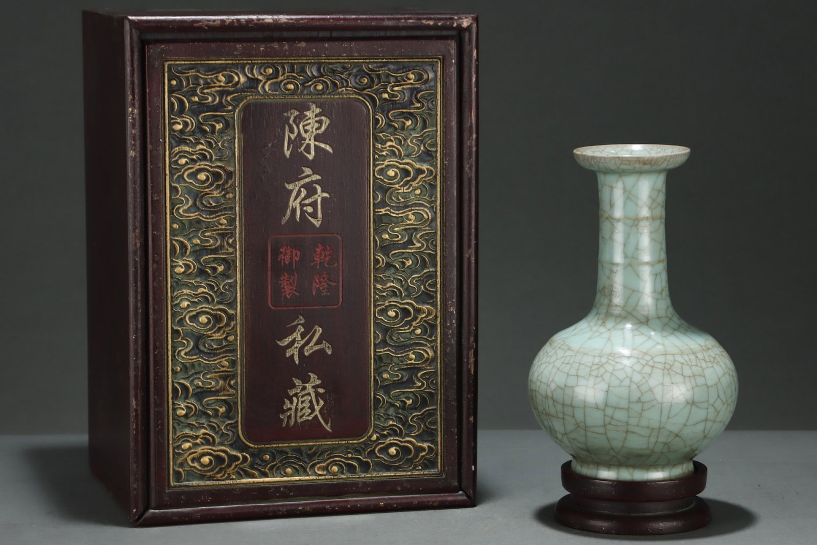 An Exquisite Guan yao Vase,with an Imperial Poem by Emperor Qianlong: An Exquisite Guan yao Vase,with an Imperial Poem by Emperor Qianlong,Song Dynasty, China,Size:9inx5.9in