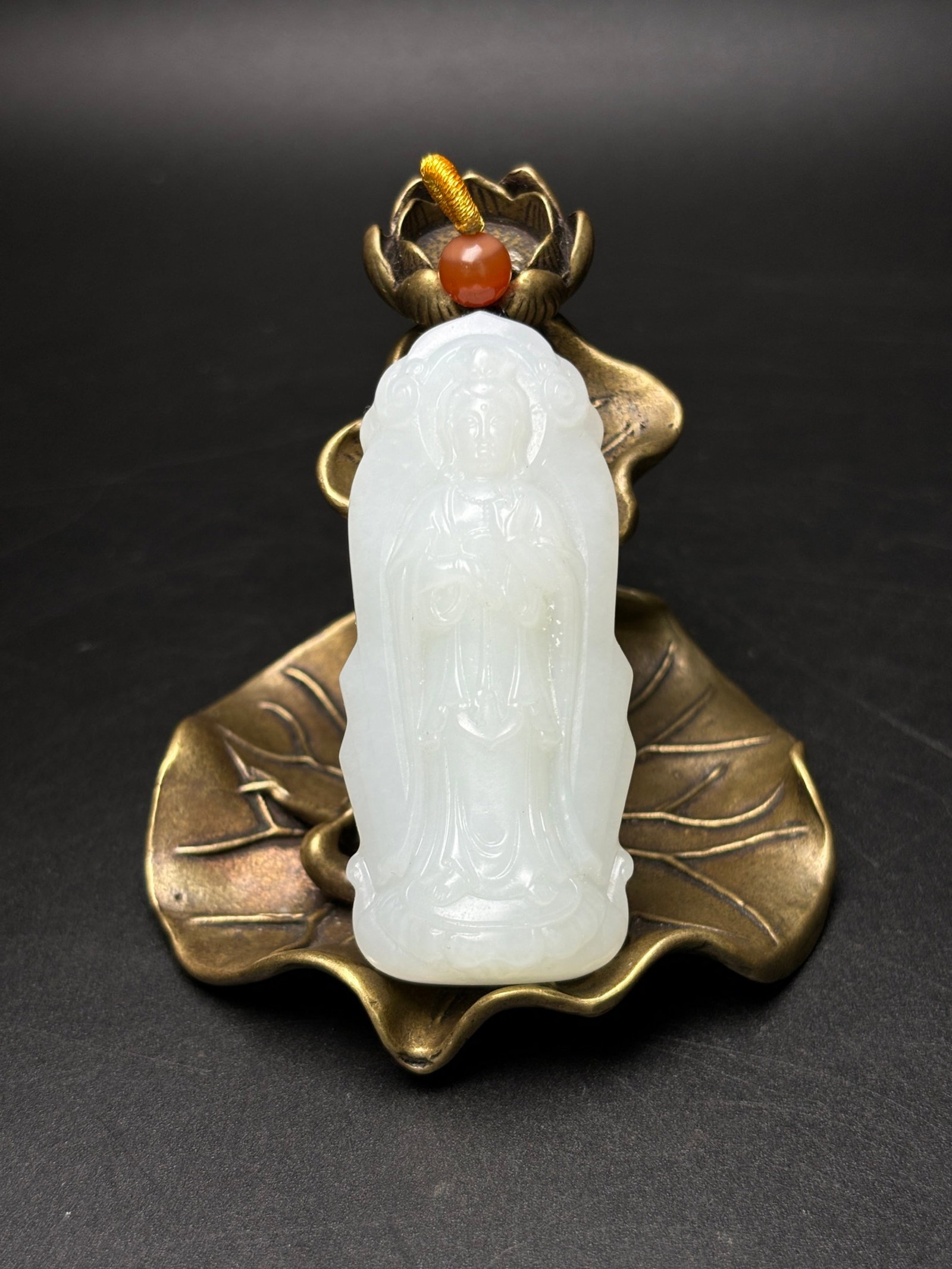 An Exquisite White Jade Statue of Avalokitesvara Pendant: An Exquisite White Jade Statue of Avalokitesvara Pendant,Qing Dynasty,China,Size:62mmx27mmx12mm,Weight:34g 白玉观音像挂件,中国清代