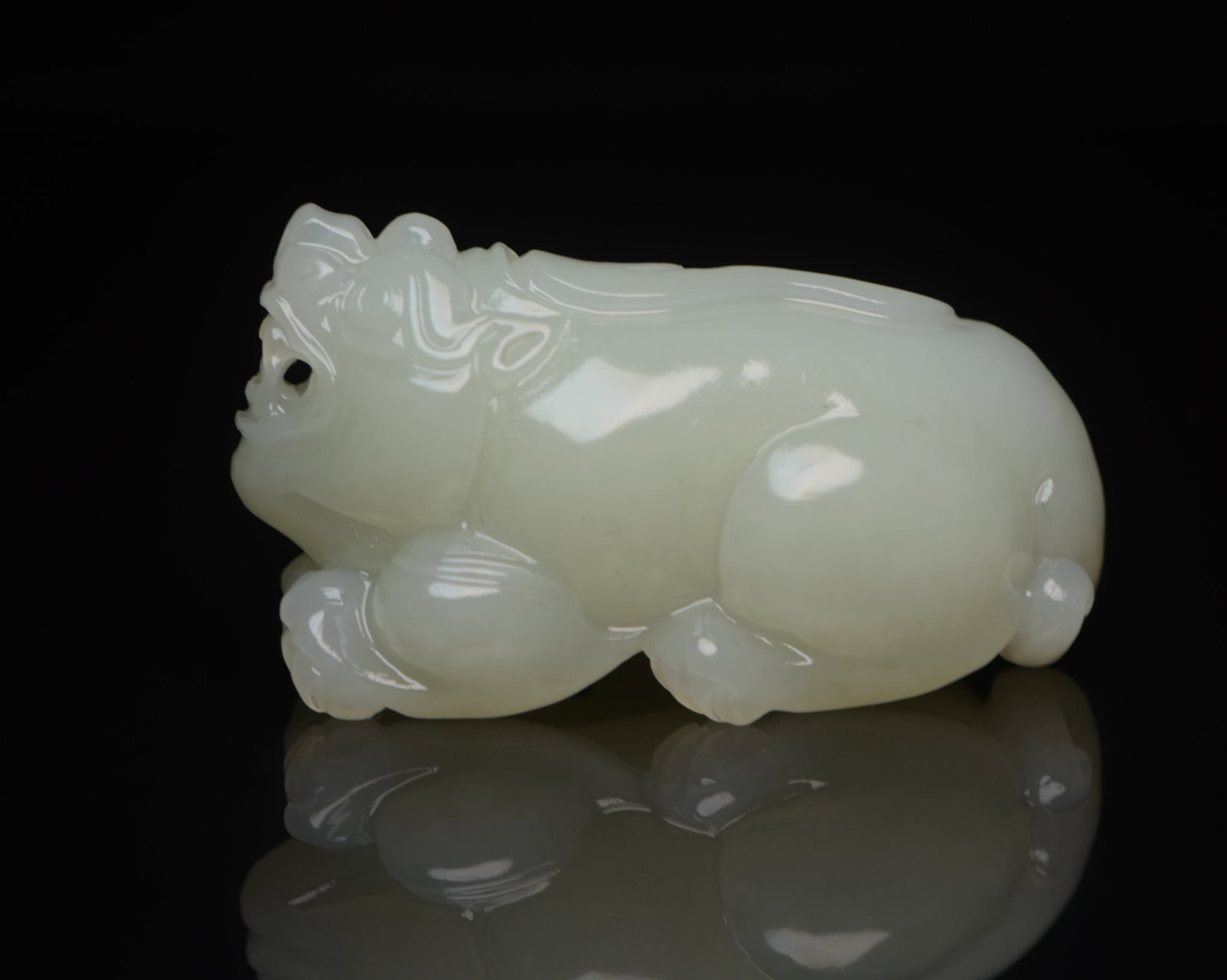 An Exquisite White Jade Wealth-Attracting Creature Ornament: An Exquisite White Jade Wealth-Attracting Creature Ornament,Qing Dynasty,China,Size:2.4inx1.3inx1.1in,Weight:72g 白玉貔貅摆件,中国清代
