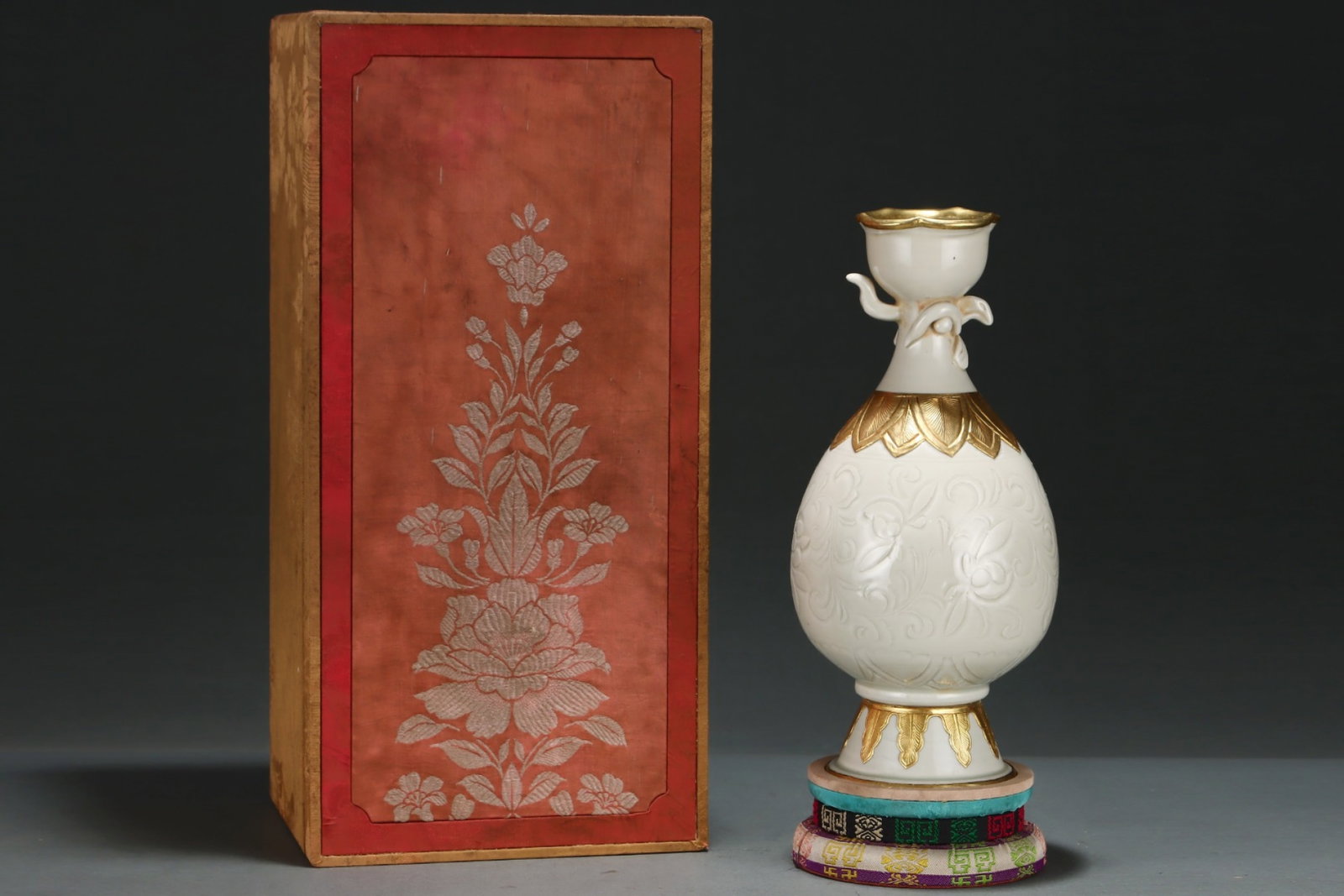 An Exquisite Ding yao White Glazed Inlaid Gold Flower Pattern Vase: An Exquisite Ding yao White Glazed Inlaid Gold Flower Pattern Vase,Size:11.6inx5.5in,Song Dynasty,China 定窑白釉镶金花卉纹瓶,中国