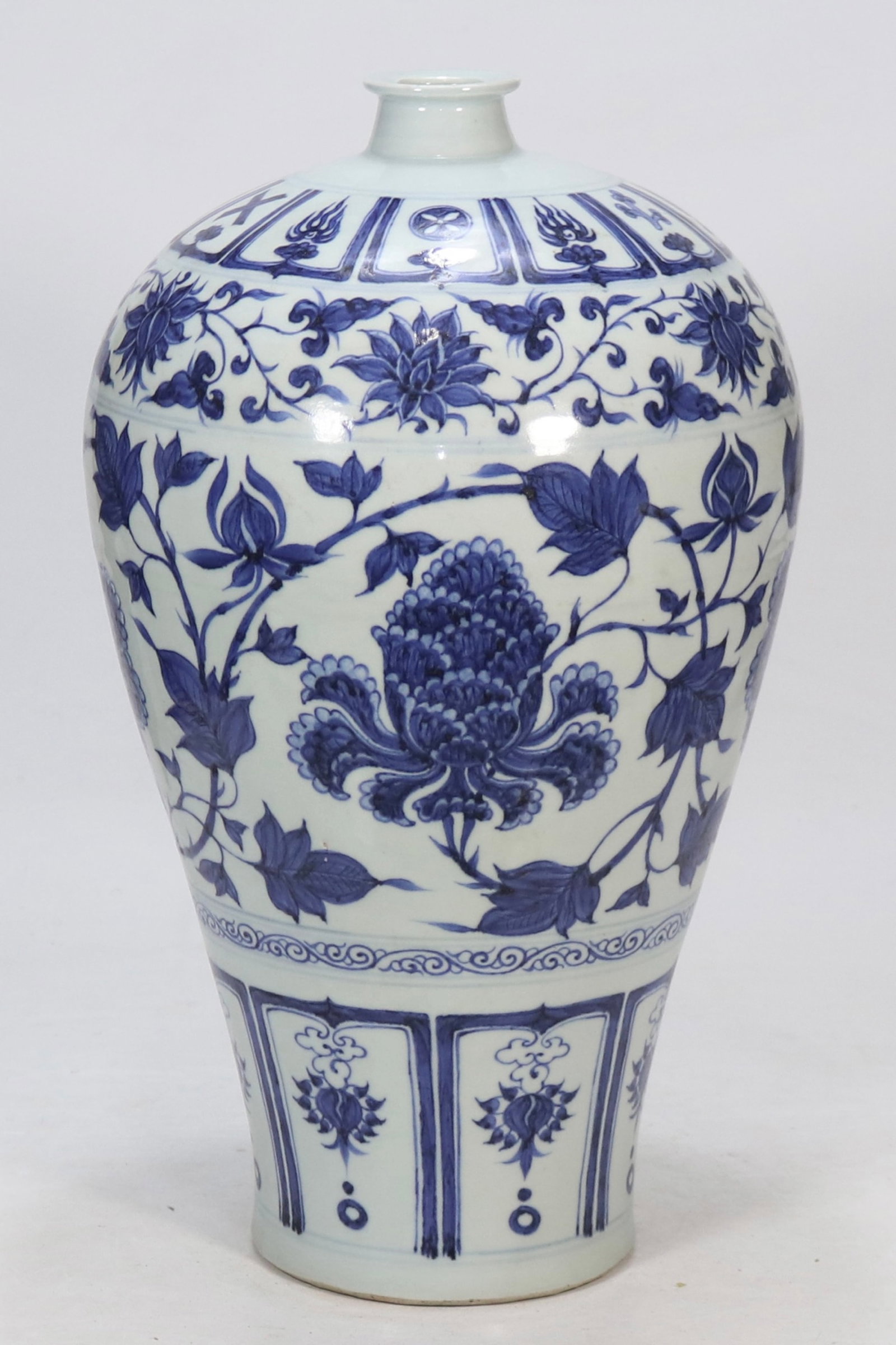An Exquisite Blue and White Peony Pattern Vase: An Exquisite Blue and White Peony Pattern Vase,Yuan Dynasty,China,Size:16.7in 青花牡丹纹瓶,中国元代