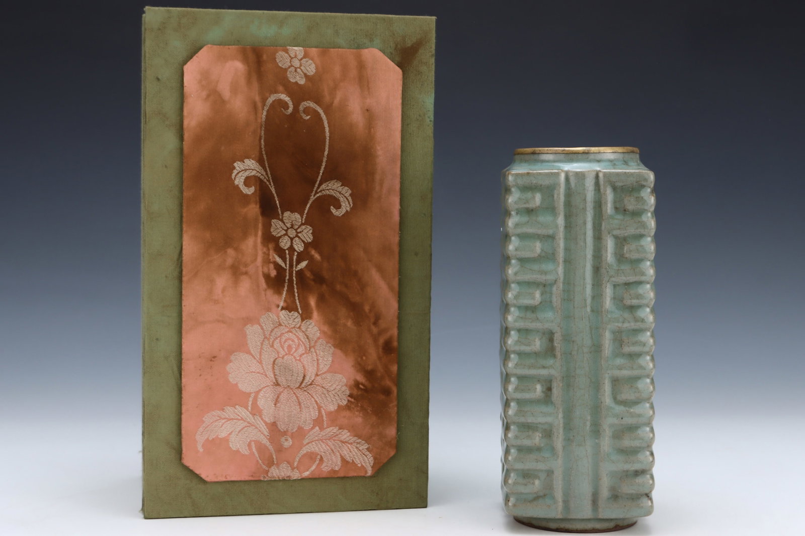 An Exquisite Guan yao Vase,with an Imperial Poem by Emperor Qianlong: An Exquisite Guan yao Vase,with an Imperial Poem by Emperor Qianlong,Song Dynasty,China,Size:8.1inx3.3in 官窑瓶,带乾隆御题诗,中国ê