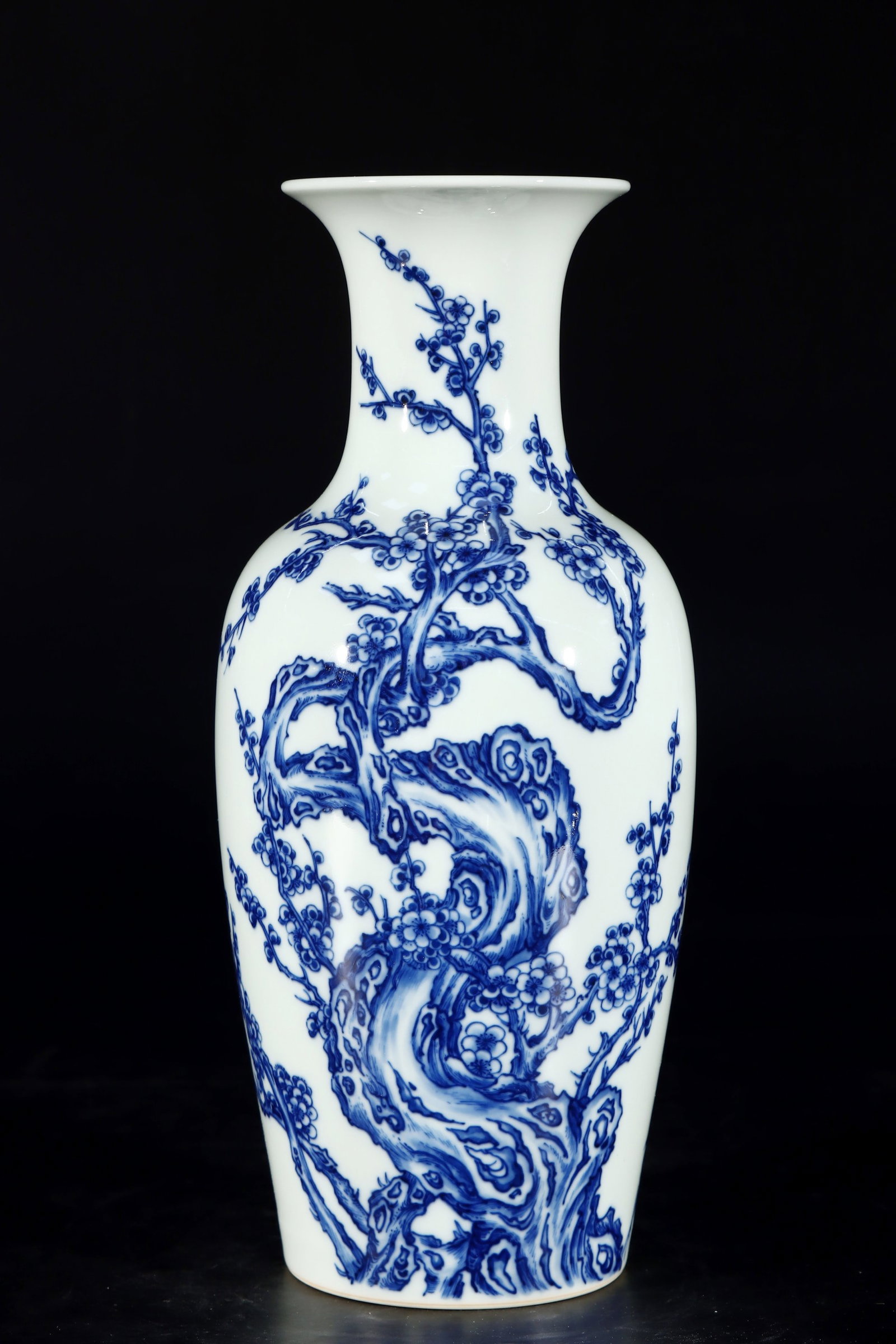 An Exquisite Blue and White Pine,Bamboo and Plum Blossom Pattern Vase: An Exquisite Blue and White Pine,Bamboo and Plum Blossom Pattern Vase,Modern Time of China,With Mark,Size:10.2inx4.3in 青花松竹梅纹瓶,中国近