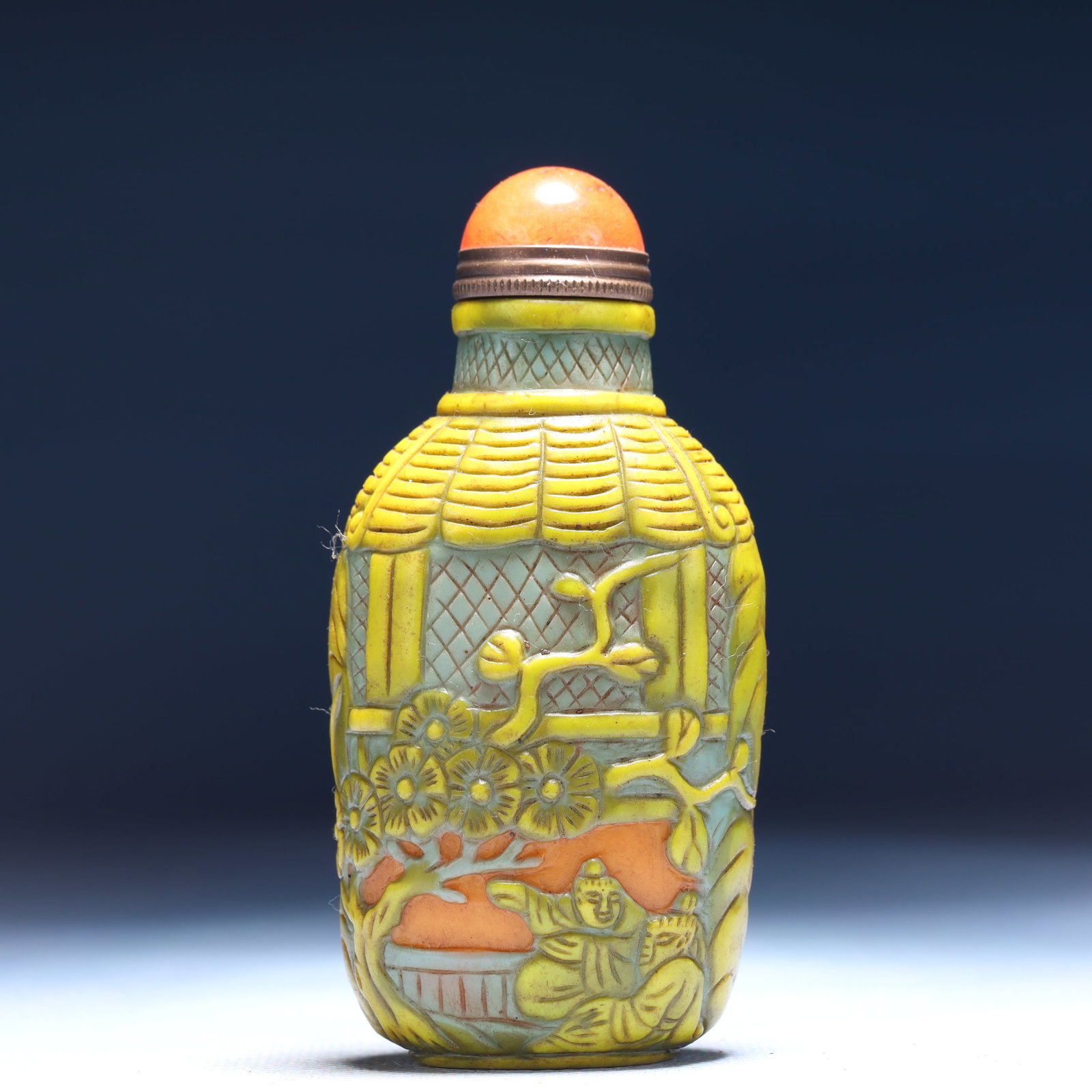 An Exquisite Glass Landscape and Figure Pattern Snuff Bottle: An Exquisite Glass Landscape and Figure Pattern Snuff Bottle,Qing Dynasty,China,Daoguang Four-character Mark,Size:1.6inx1.2inx3.3in,Weight:105g 琉璃山水人物纹