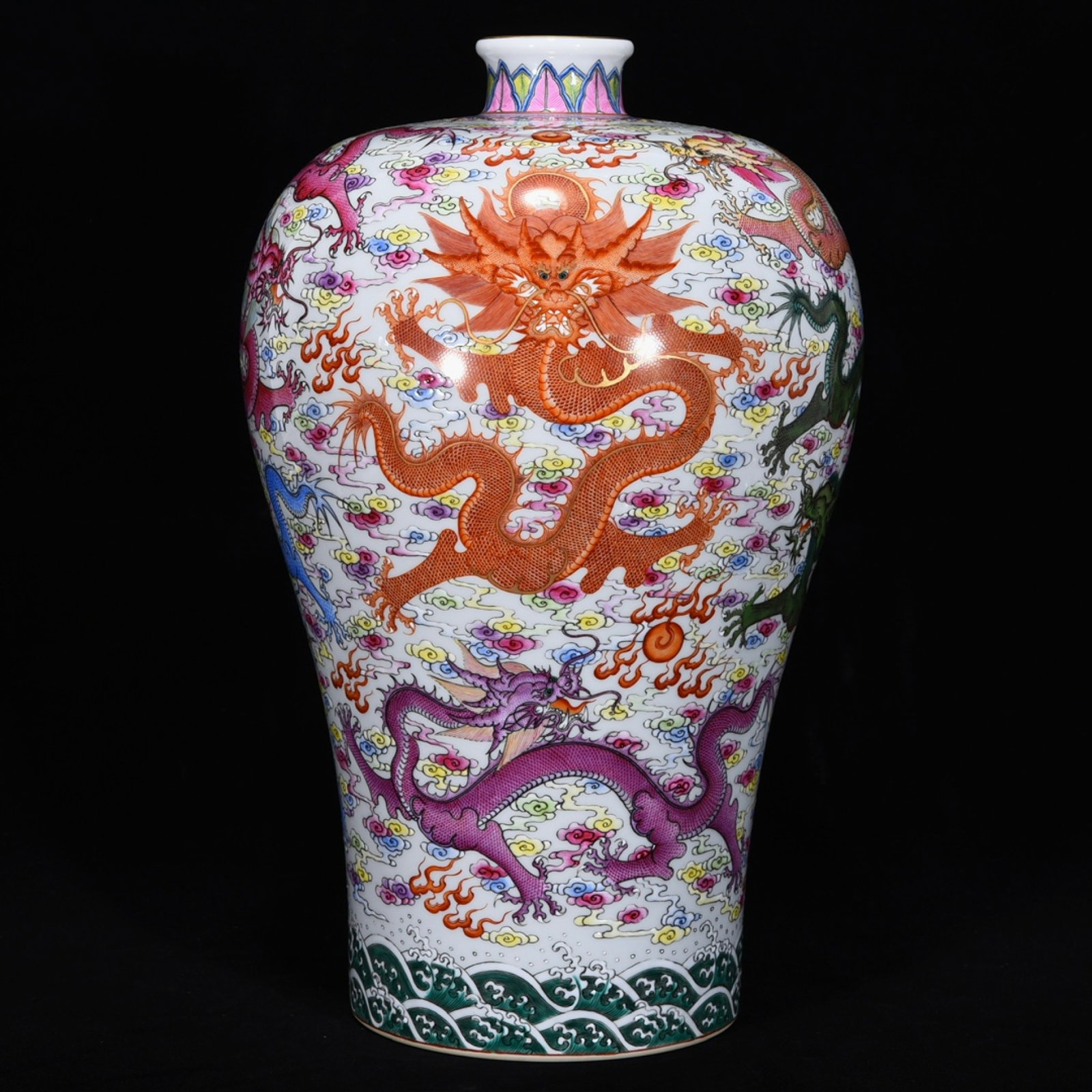 A Rare Famille-Rose Cover with Gold Dragon Pattern Vase: A Rare Famille-Rose Cover with Gold Dragon Pattern Vase,Qing Dynasty,China,Yongzheng Six-character Mark,Size:14.8inx9.4in 粉彩龙纹金口瓶,中国ę