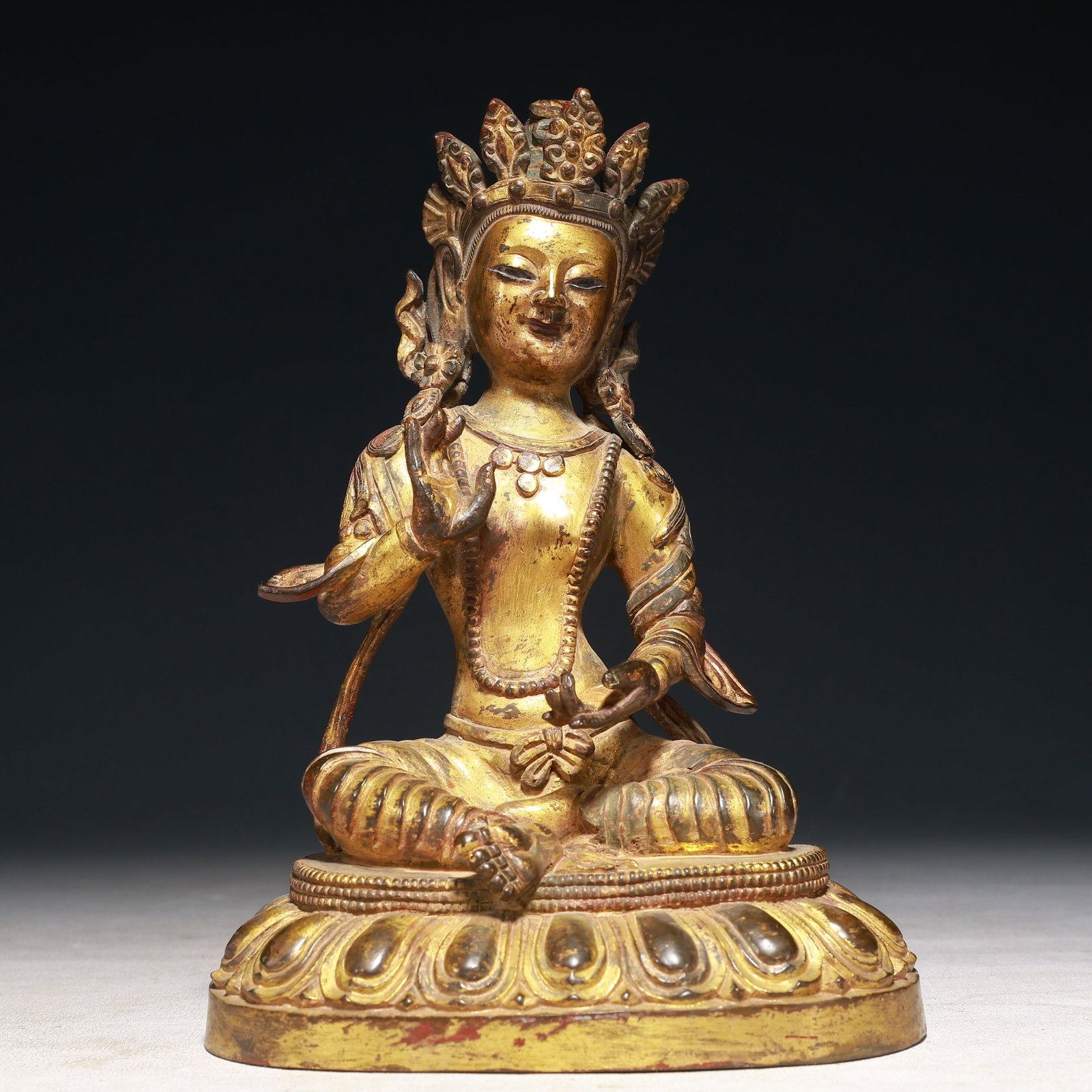 A Solemn Gilt Bronze Statue of Avalokitesvara: A Solemn Gilt Bronze Statue of Avalokitesvara,Qing Dynasty,China,Size:5.9inx4.5inx8.3in,Weight:2200g 铜鎏金观音像,中国清代