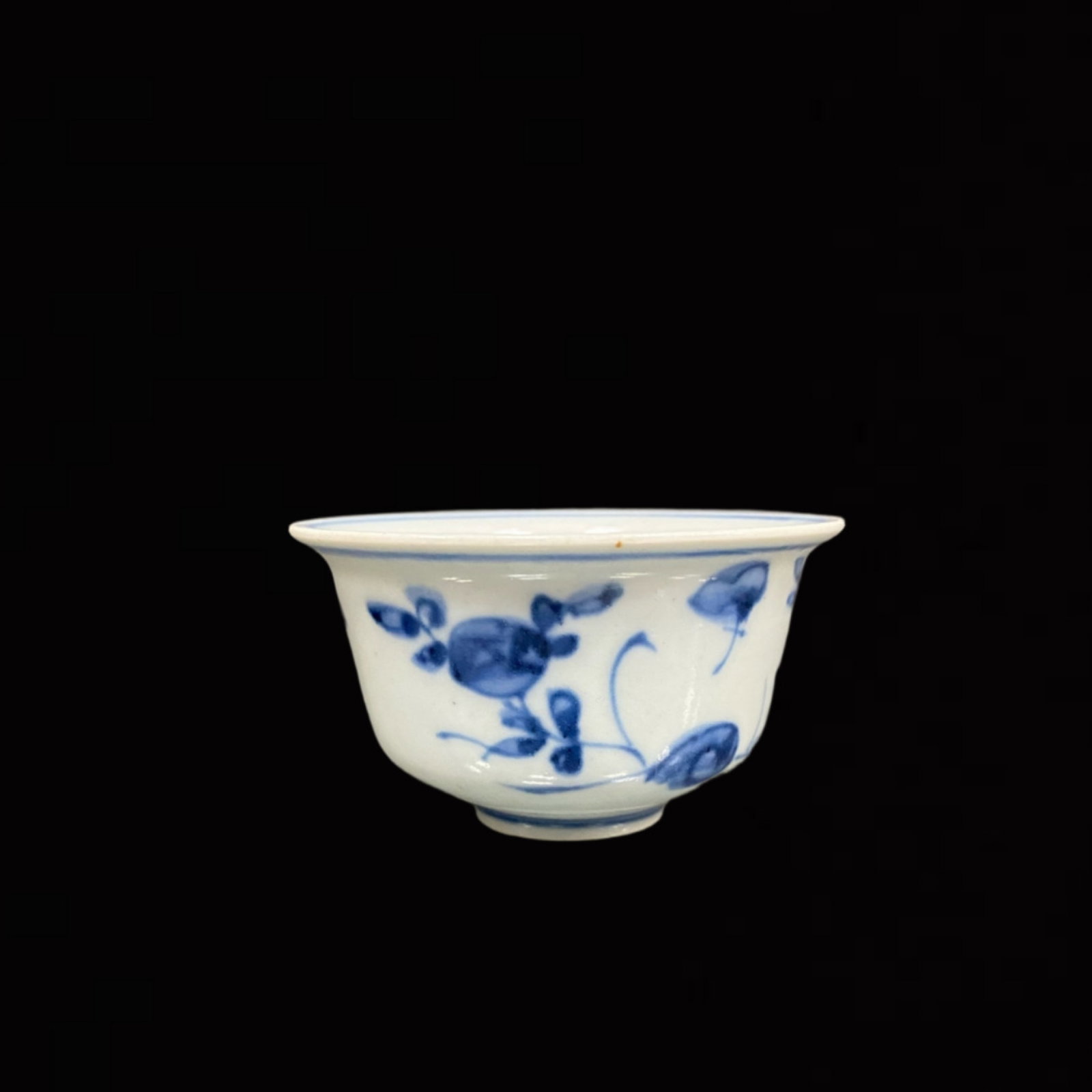 An Exquisite Blue and White Flower Pattern Cup: An Exquisite Blue and White Flower Pattern Cup,Qing Dynasty,China,Size:2.8inx1.6in 青花花卉纹杯,中国清代