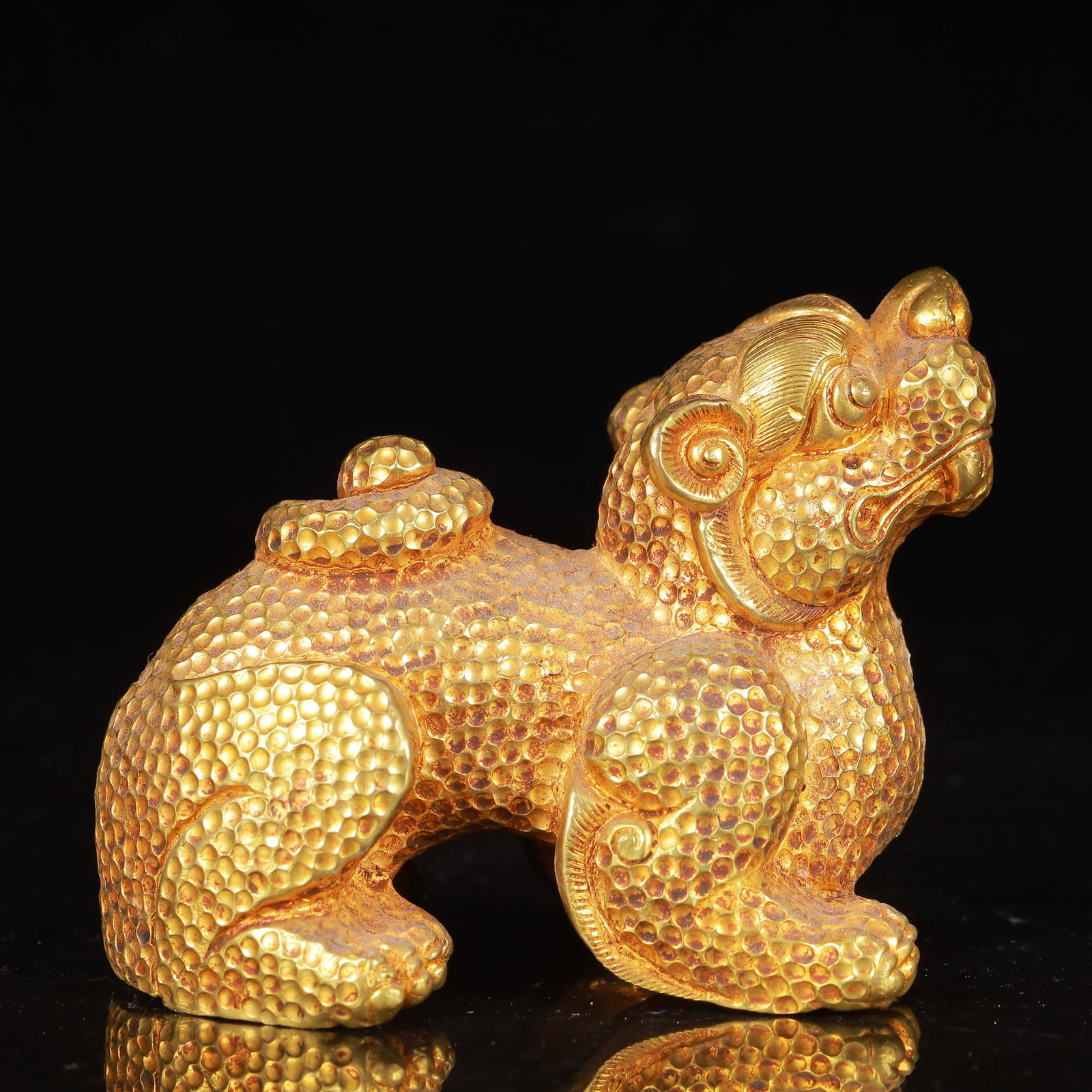 An Exquisite Gilt Bronze Auspicious Beast Ornament: An Exquisite Gilt Bronze Auspicious Beast Ornament,Qing Dynasty,China,Size:4.3inx3inx3.3in,Weight:1394g 铜鎏金瑞兽摆件,中国清代