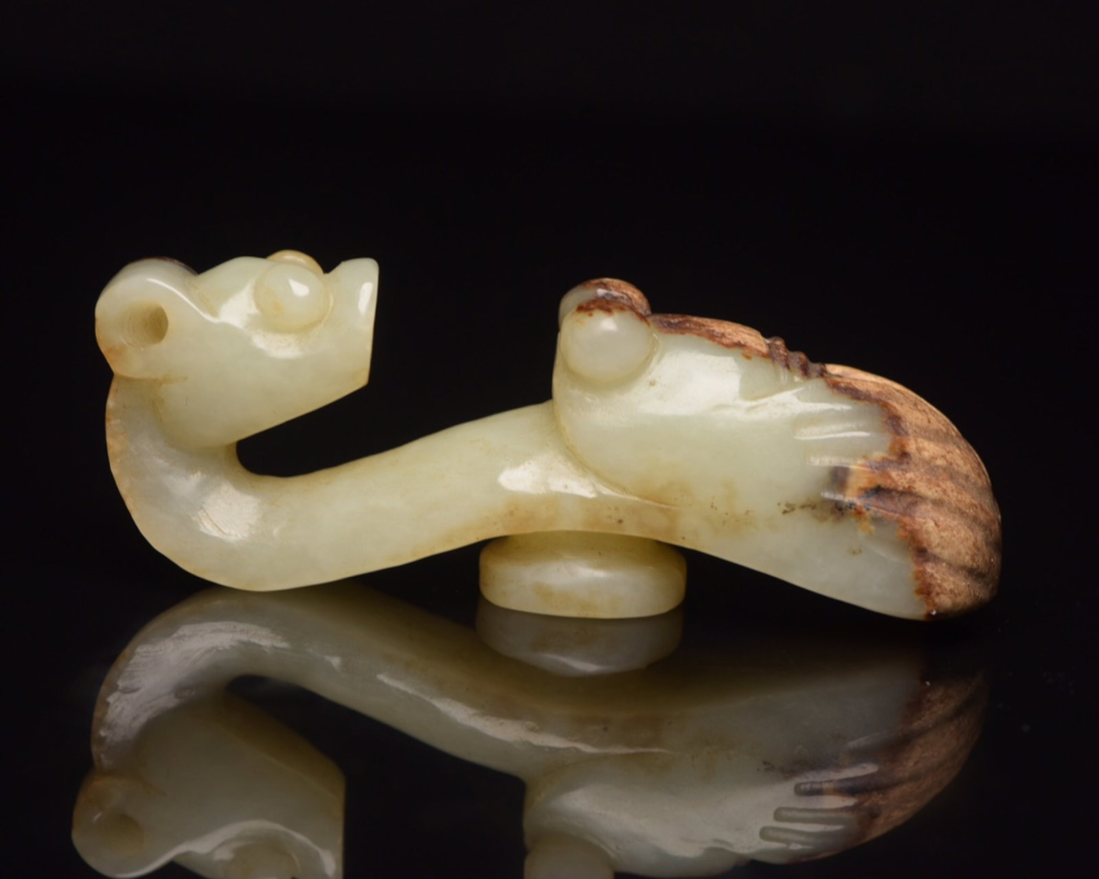 An Exquisite White Jade Dragon Ornament: An Exquisite White Jade Dragon Ornament,Qing Dynasty,China,Size:3.2inx1.2inx0.9in,Weight:63g 白玉龙摆件,中国清代
