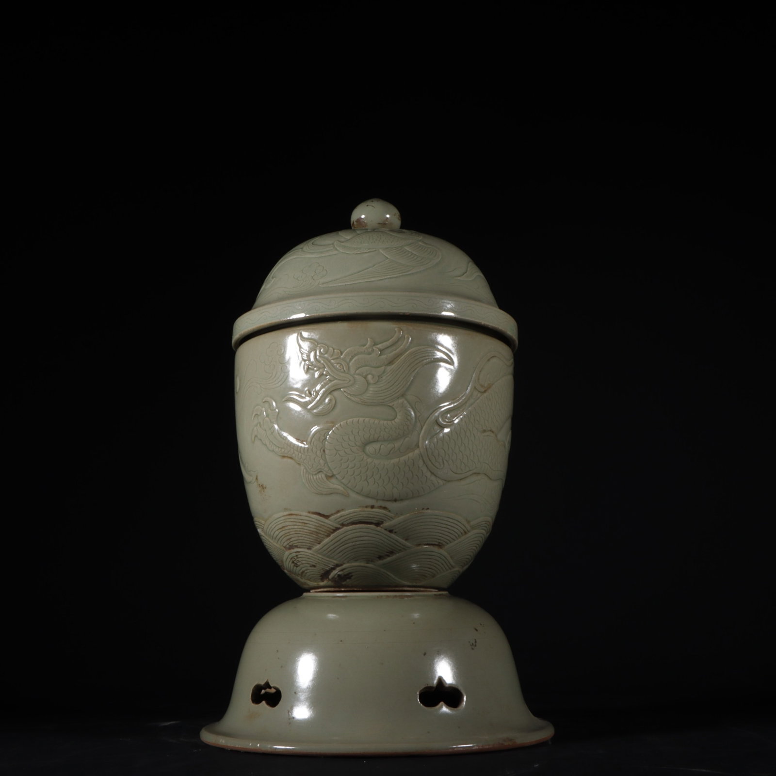 An Exquisite Yue yao Seawater and Dragon Pattern Jar with Cover,with Base: An Exquisite Yue yao Seawater and Dragon Pattern Jar with Cover,with Base,Tang Dynasty,China,Size:10inx6.3in