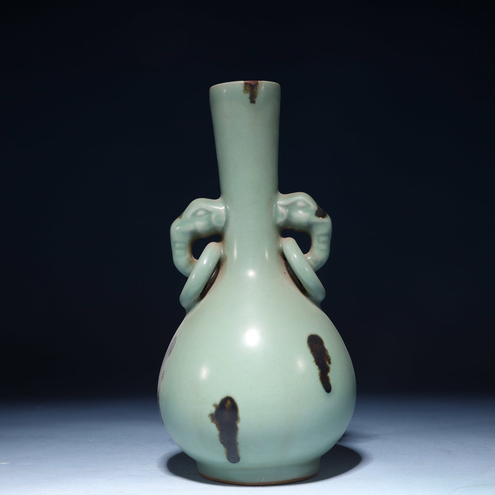 An Exquisite Guan yao Double-Ears Vase: An Exquisite Guan yao Double-Ears Vase Guan yao Double-Ears Vase,Song Dynasty,China,Size:4.3inx9.4in,Weight:800g 官窑双耳瓶,中国宋代