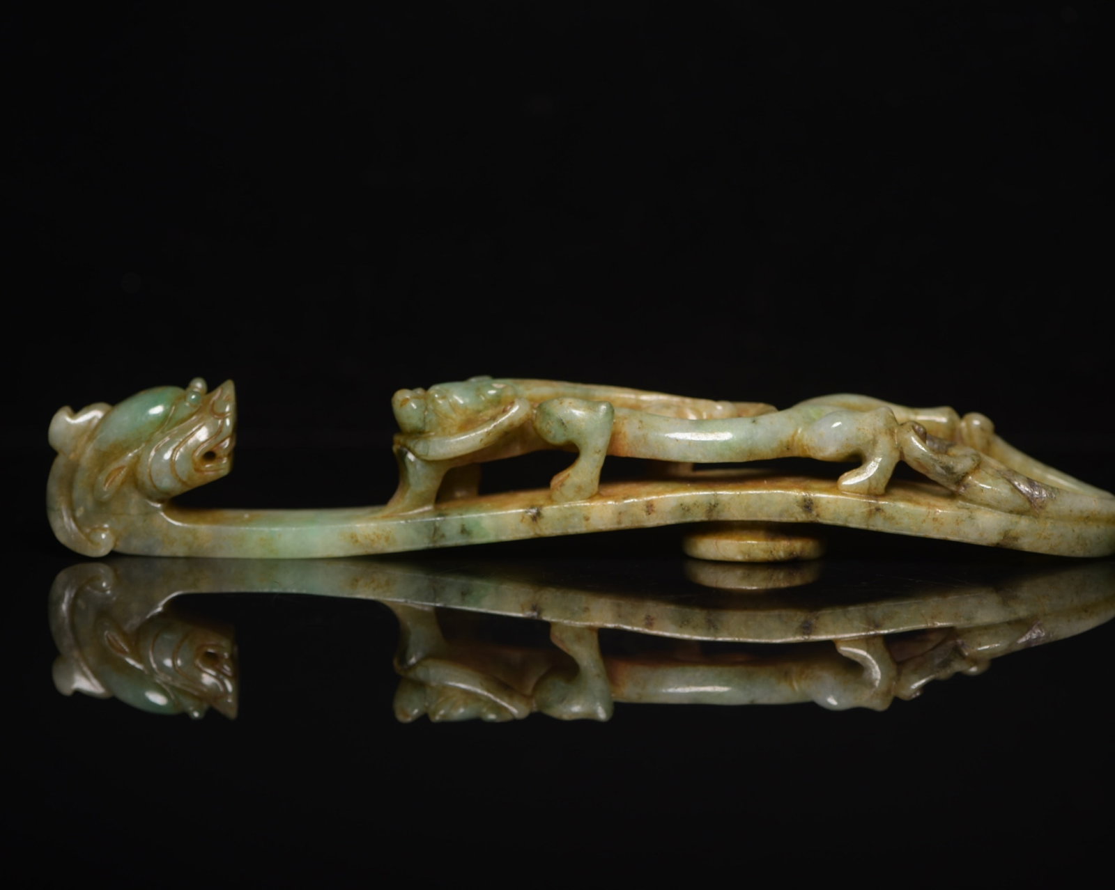 An Exquisite Jadeite Dragon Pattern Ornament: An Exquisite Jadeite Dragon Pattern Ornament,Qing Dynasty,China,Size:7.7inx1.1inx1.1in,Weight:239g 翡翠龙纹摆件,中国清代