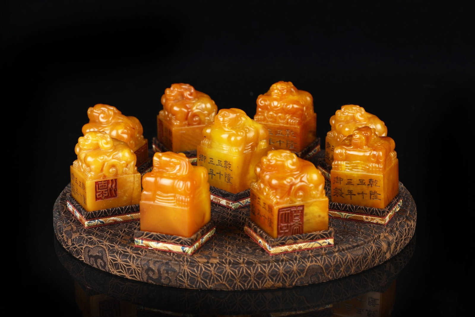 A Set of Fine Tianhuang Stone Dragon Pattern Seals,with Inscription: A Set of Fine Tianhuang Stone Dragon Pattern Seals,with Inscription,Qing Dynasty,China,with Mark,Size:1.8inx1.4in,Weight:896g 一套田黄石龙纹印章,&