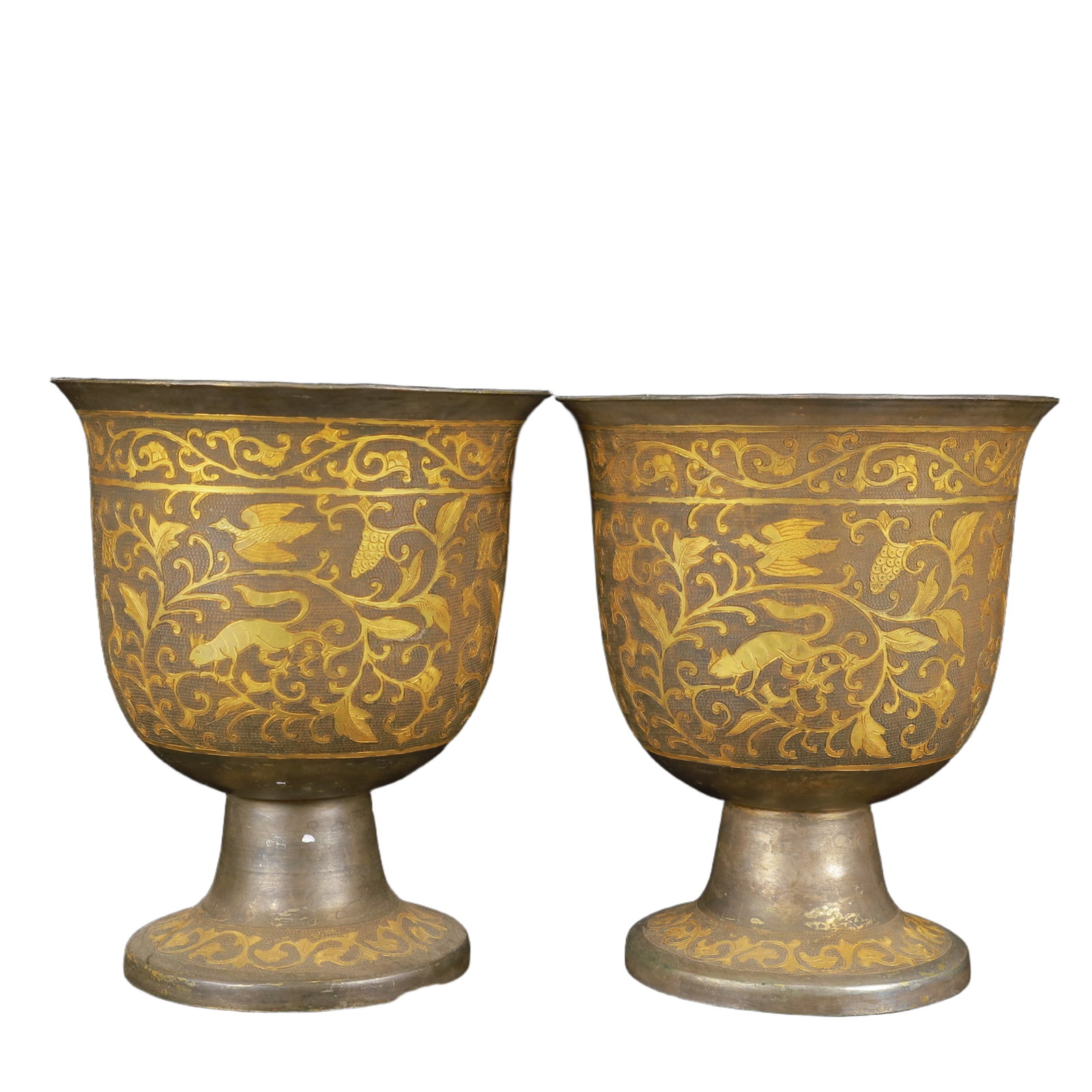 A Pair of Exquisite Gilt Silver Flower and Bird Pattern Cups: A Pair of Exquisite Gilt Silver Flower and Bird Pattern Cups,Tang Dynasty,China,with Mark,Size:5.9inx6.7inx2,Weight:2350g 一对银鎏金花鸟纹杯,È