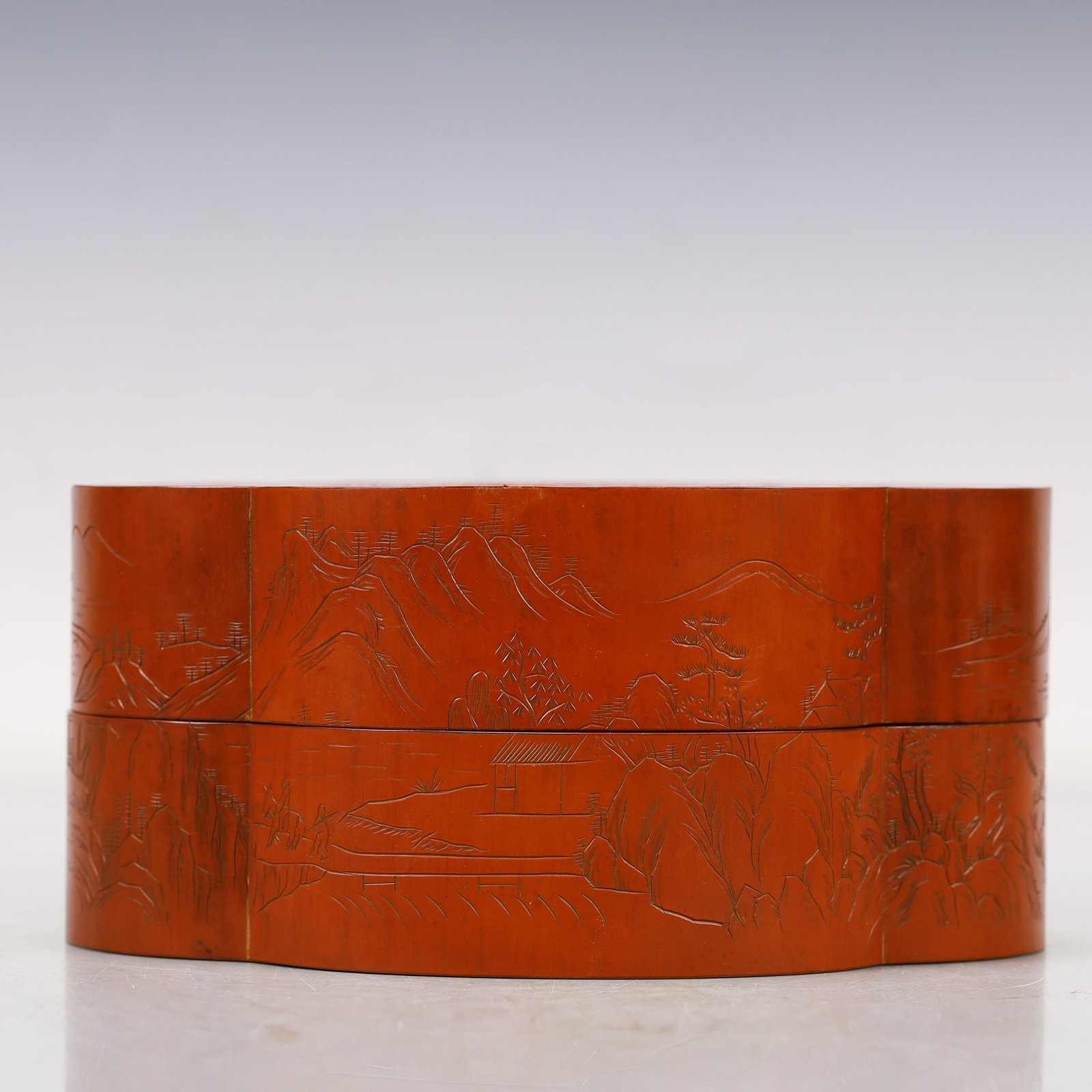 A Brilliant Bamboo 'Landscape& Figure' Box: A Brilliant Bamboo 'Landscape& Figure' Box. Carved in a quatrefoil shape. Chinese Qing Dynasty. Made by Xu Yuanwen. Size:7.1inx5.1inx3.3in 清代 徐元文制 竹