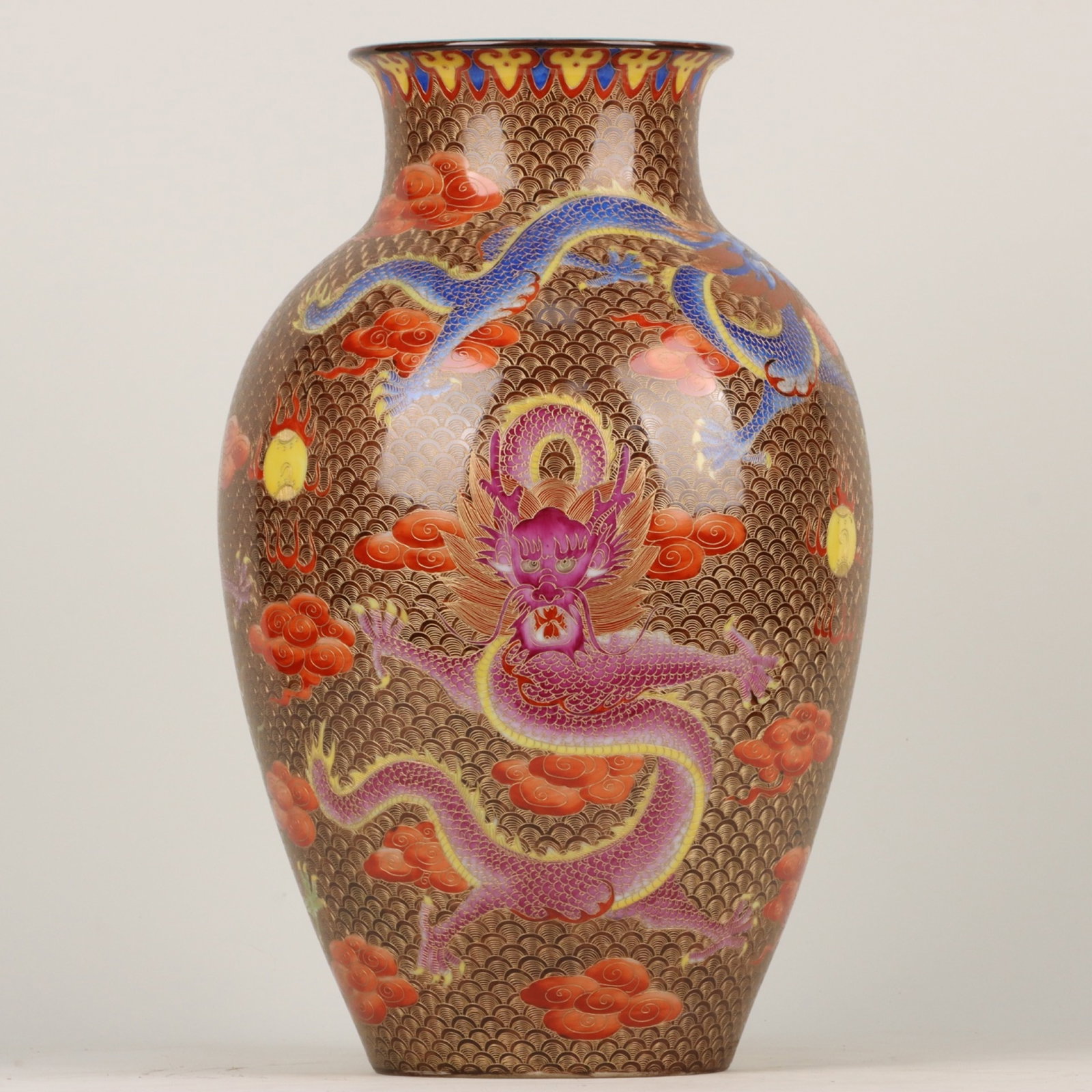 A Huge Enamel Auspicious Cloud and Dragon Pattern Vase: A Huge Enamel Auspicious Cloud and Dragon Pattern Vase,Qing Dynasty, China,Qianlong Six-character Mark,Size:15.7inx9.8in 珐琅彩祥云龙纹瓶,中ࢲ