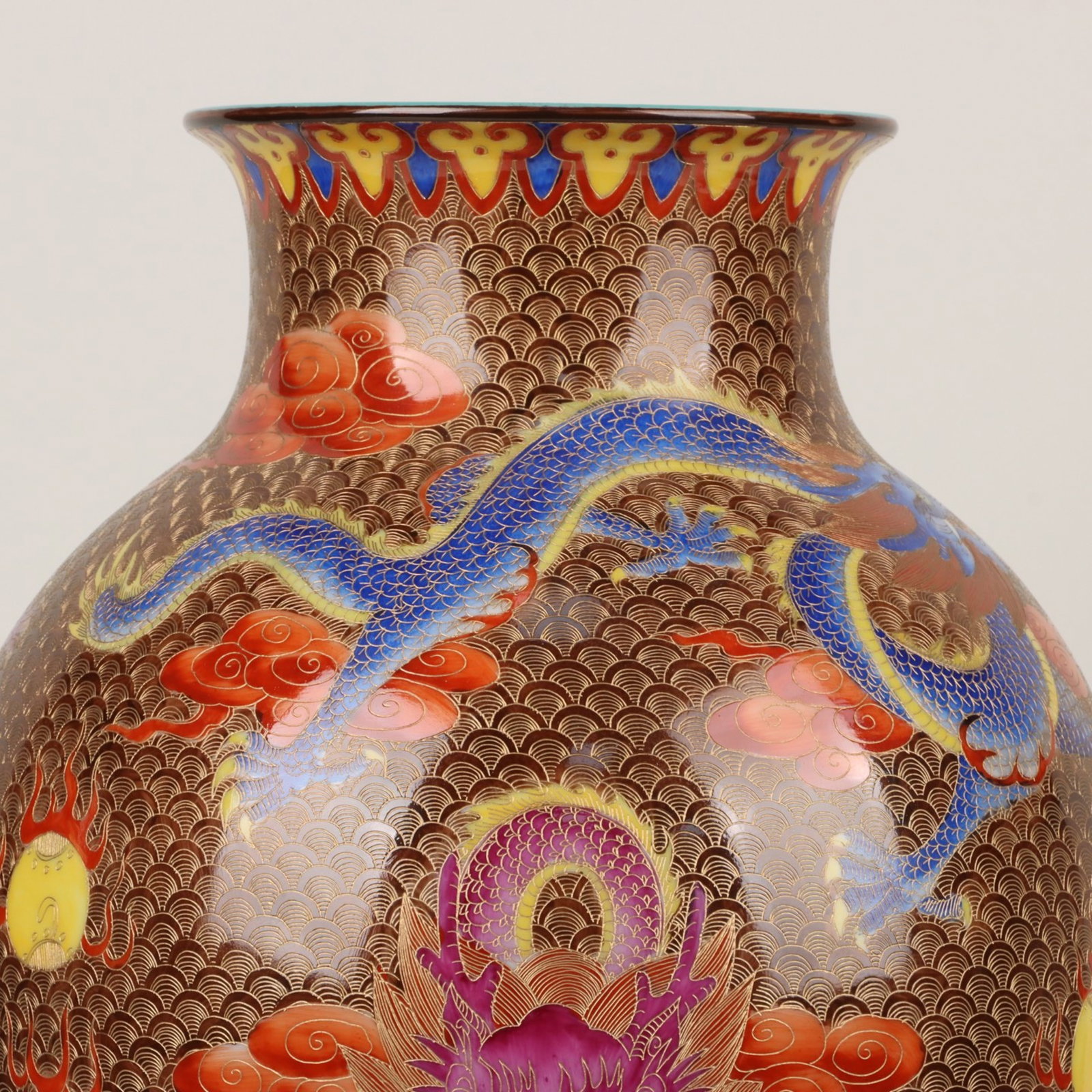 A Huge Enamel Auspicious Cloud and Dragon Pattern Vase - 4