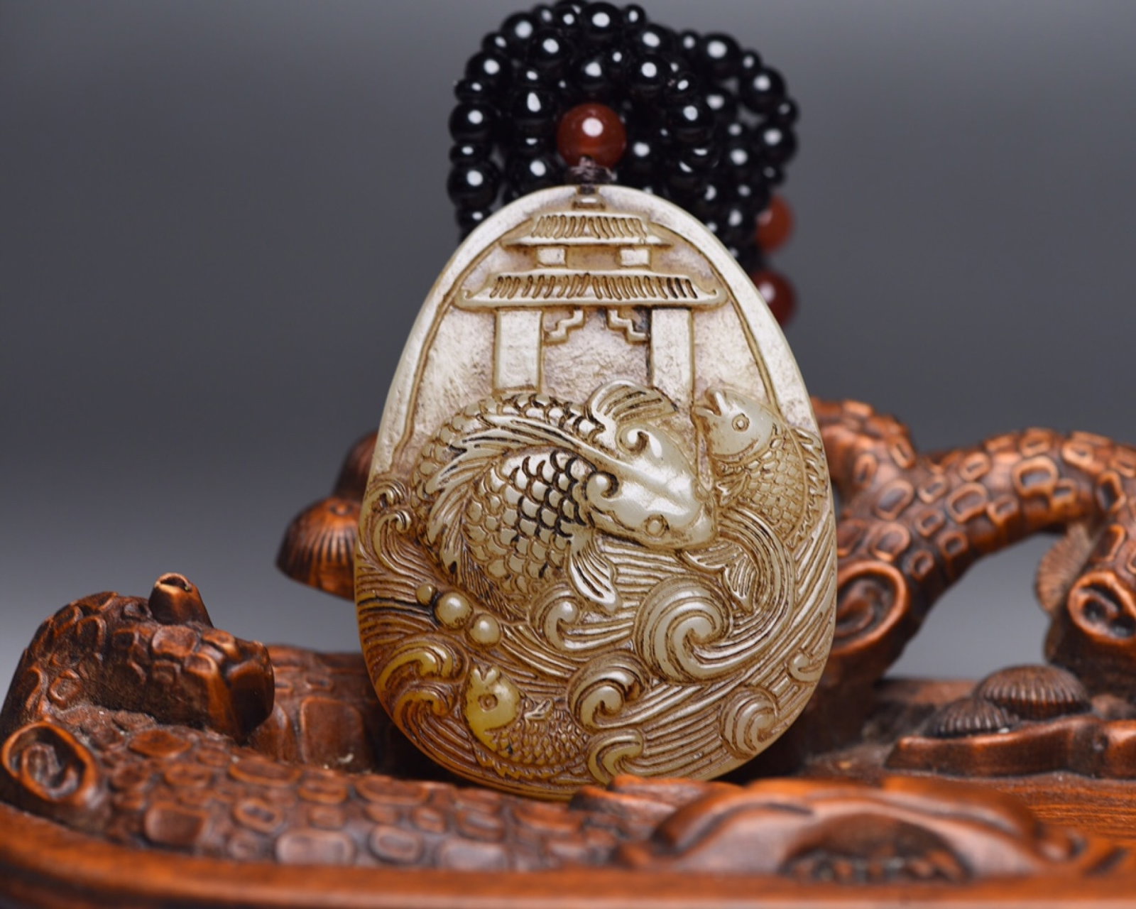 An Exquisite White Jade Fish Pattern Pendant: An Exquisite White Jade Fish Pattern Pendant,Qing Dynasty,China,Size:2.1inx1.6inx0.3in,Weight:41g 白玉鱼纹牌,中国清代