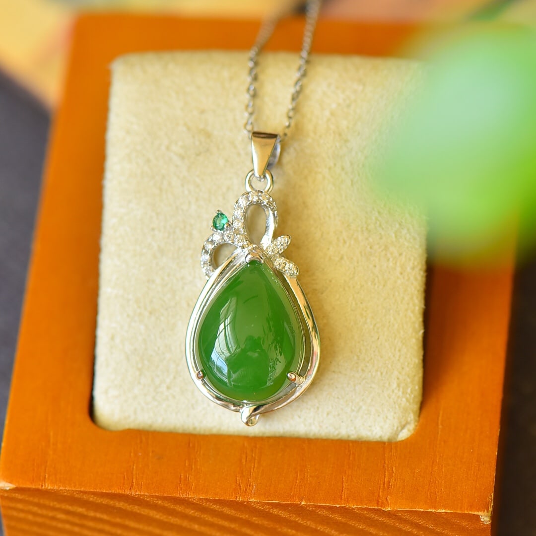 An Exquisite Sterling Silver Inlaid Jasper Necklace,Inlaid Diamond: An Exquisite Sterling Silver Inlaid Jasper Necklace,Inlaid Diamond,Size:15mmx33mm 纯银镶碧玉项链,嵌钻石