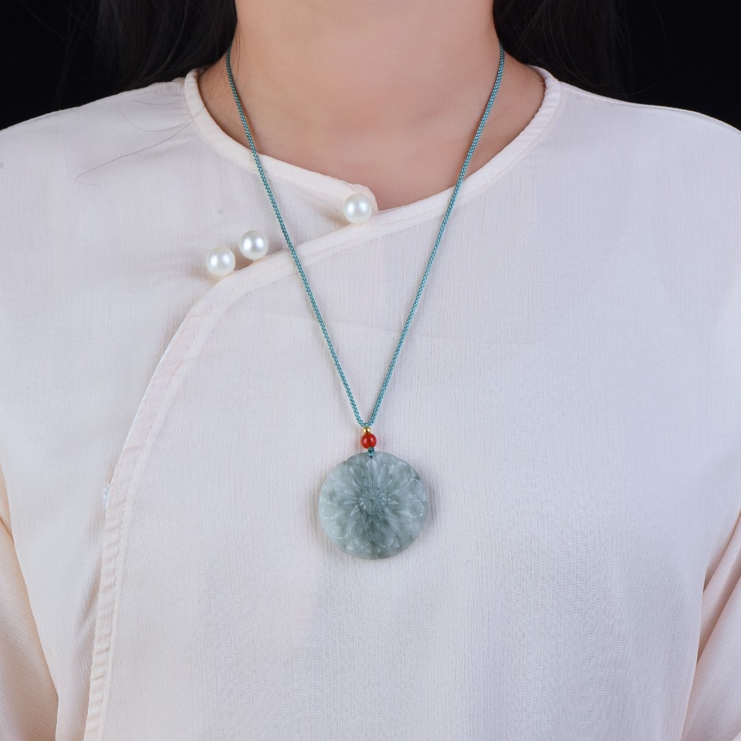 An Exquisite Jadeite Flower Pattern Pendant: An Exquisite Jadeite Flower Pattern Pendant,Size:41mmx41mm 翡翠花卉纹挂件